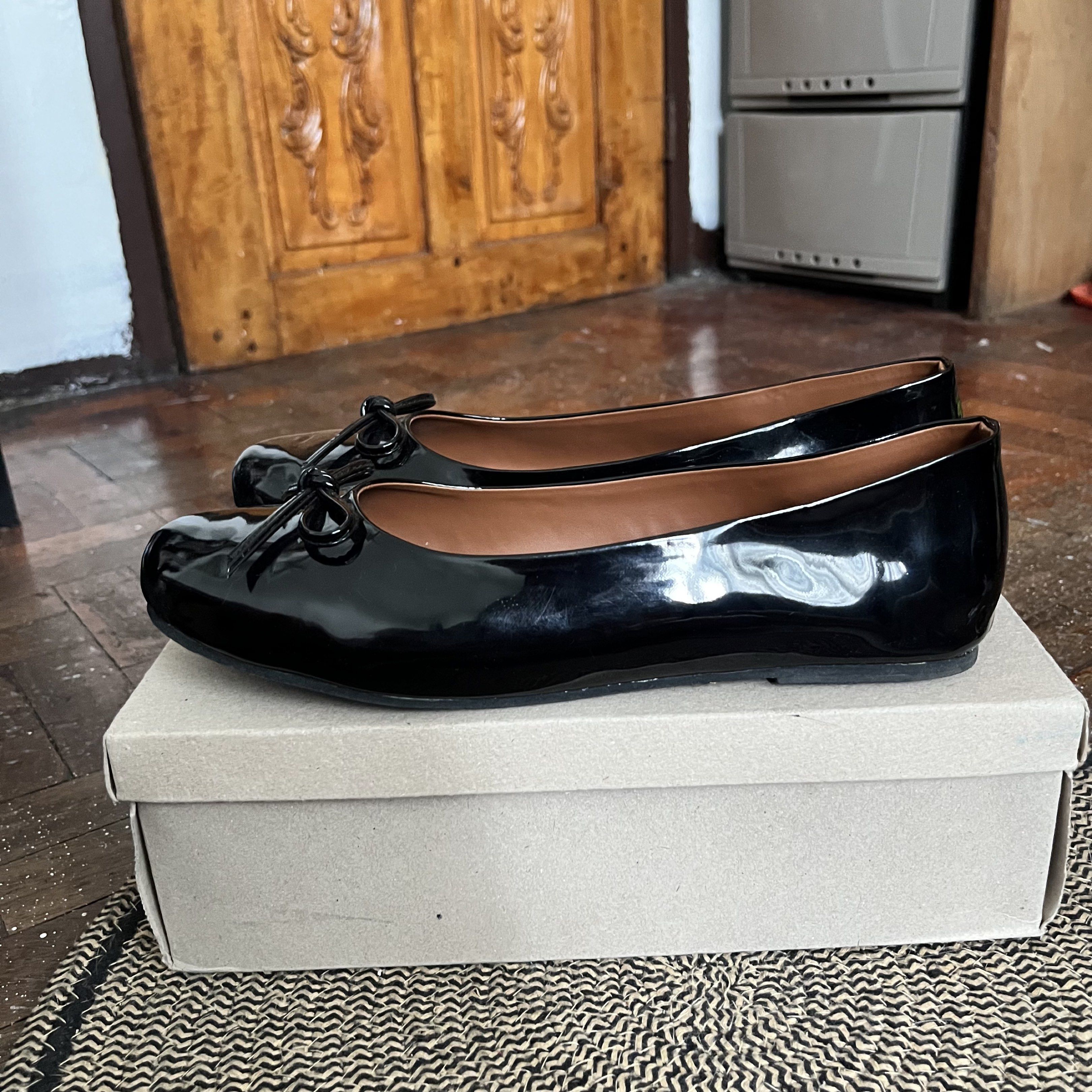 Black Ribbon Ballet Flats Flat Shoes (Category: Flats & Sandals) located in Valenzuela. Submitted by hanni0615 (Listing ID 1420021011, Image 3). Description: Size 9 Used only once kasi it doesn’t fit me :( so it’s still in very good condition RFS: bought the wrong size MOP: Gcash/Bank/Ewallet Transfer MOD: J&T Loc: Valenzuela City .