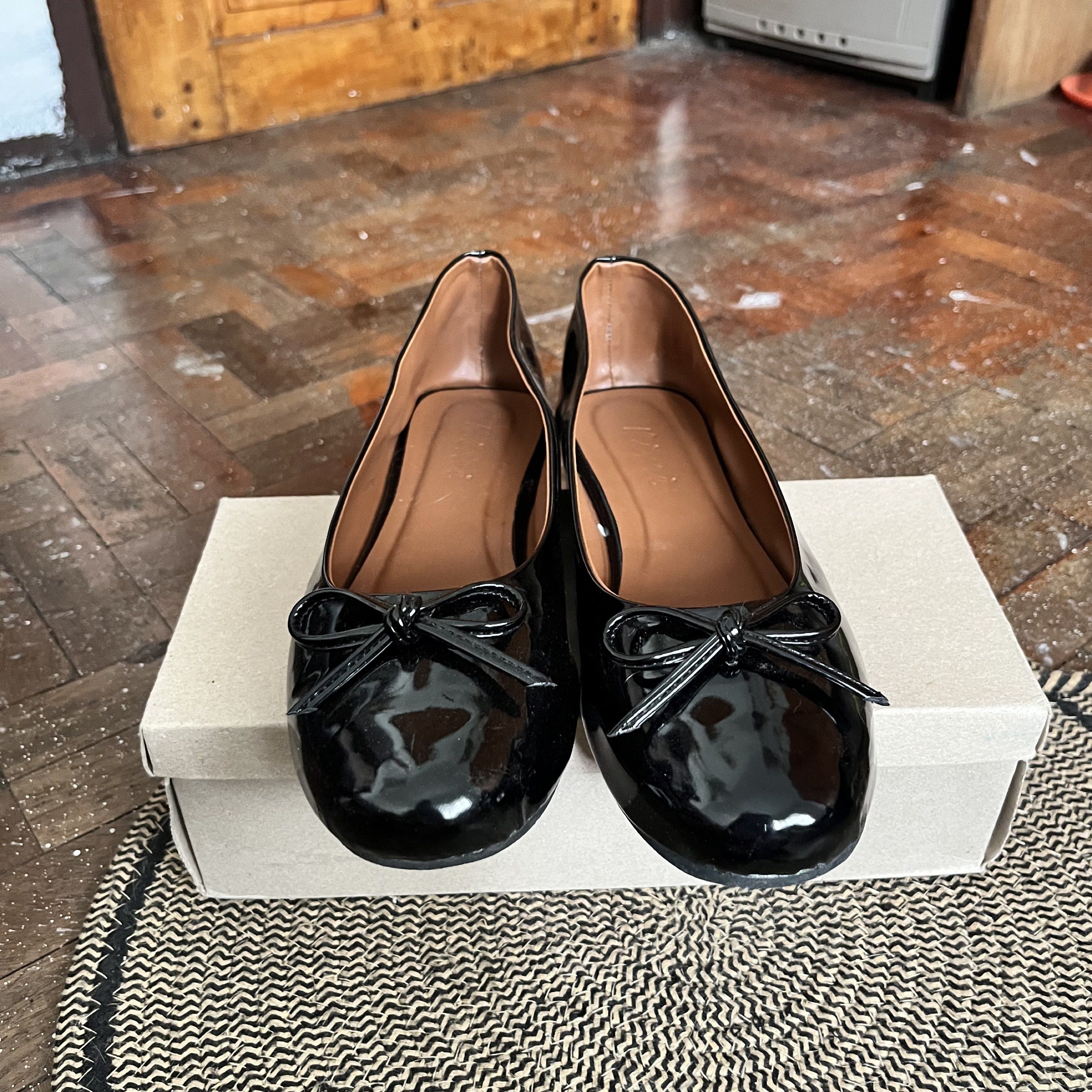 Black Ribbon Ballet Flats Flat Shoes (Category: Flats & Sandals) located in Valenzuela. Submitted by hanni0615 (Listing ID 1420021011, Image 2). Description: Size 9 Used only once kasi it doesn’t fit me :( so it’s still in very good condition RFS: bought the wrong size MOP: Gcash/Bank/Ewallet Transfer MOD: J&T Loc: Valenzuela City .