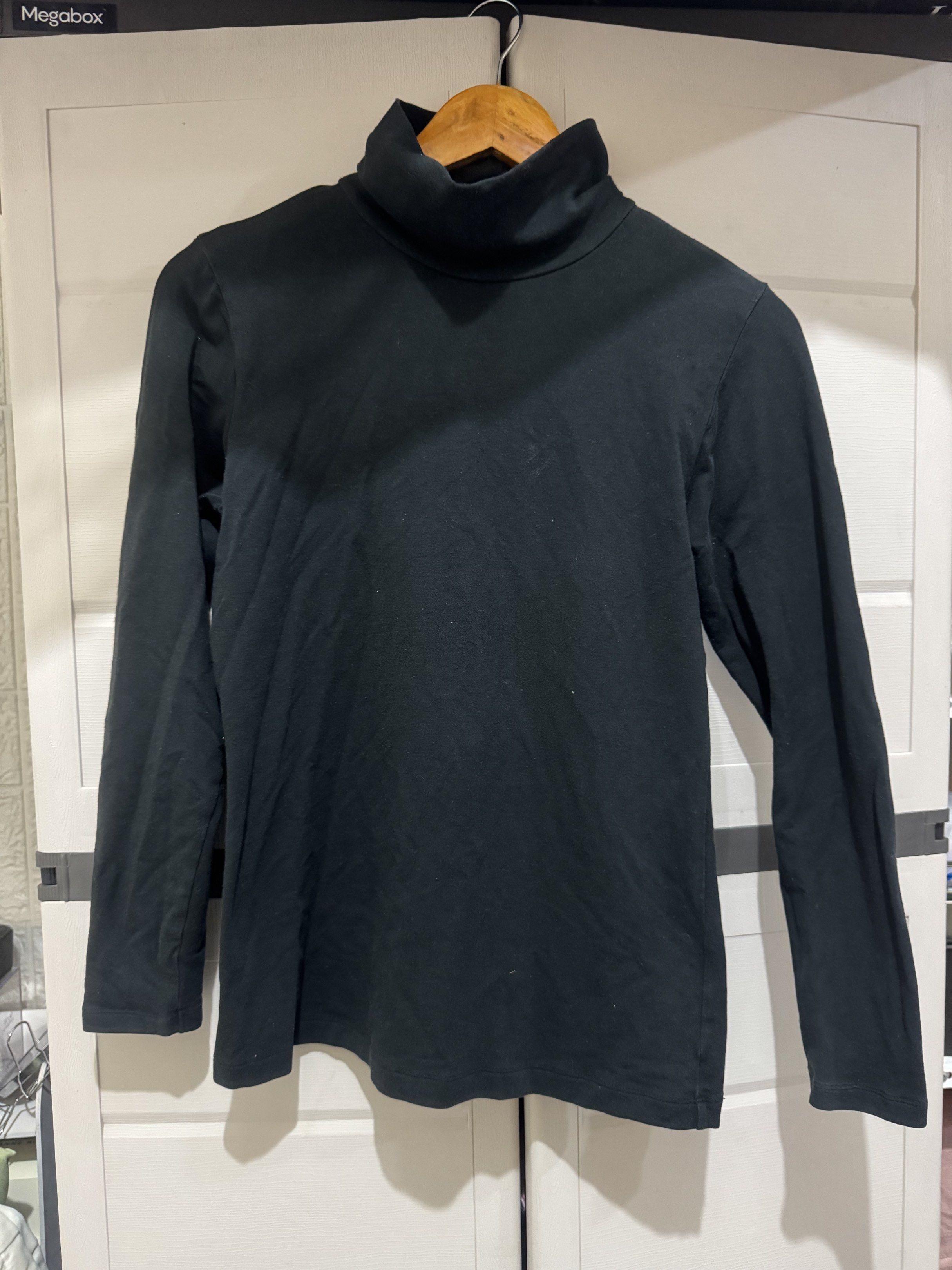 Black Turtleneck Long Sleeve Top (For Men) (Category: Longsleeves) located in Makati City. Submitted by tinniedl0320 (Listing ID 1420145217, Image 2). Description: - Classic black turtleneck top - Long sleeves - Turtle neckline - Great for layering or wearing alone 1 pc Black Turtle Neck 2xl - 200 (washed but never been used; bought in orange app) 1 pc Black Turtle Neck Large (uniqlo) - 120 (used twice) Bought together for only 280 pesos.