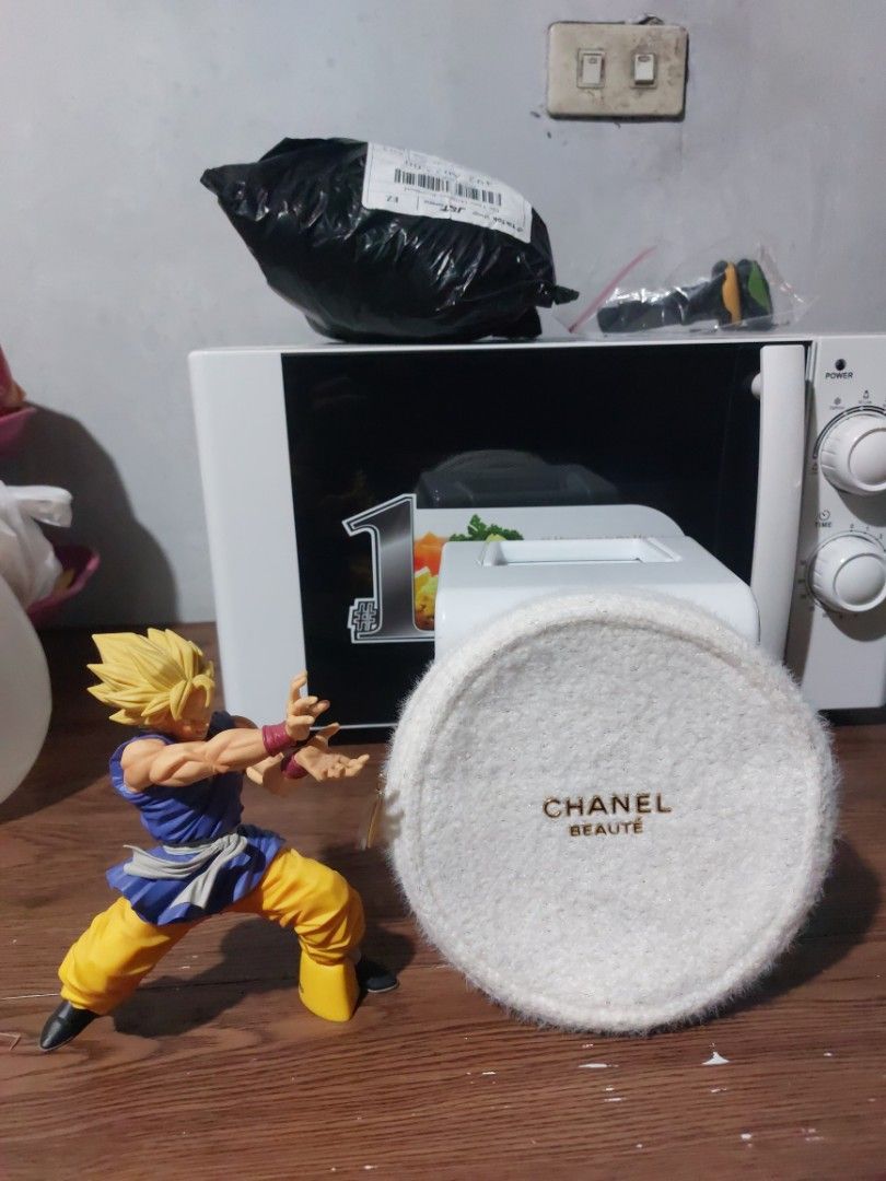 Chanel Beauté Makeup Puff (Category: Makeup) located in Santa Cruz. Submitted by tovybonacruz (Listing ID 1419979274, Image 1). Description: - Chanel Beauté makeup puff (unused). - Features the iconic Chanel logo. - Includes a Dragon Ball Z figure..