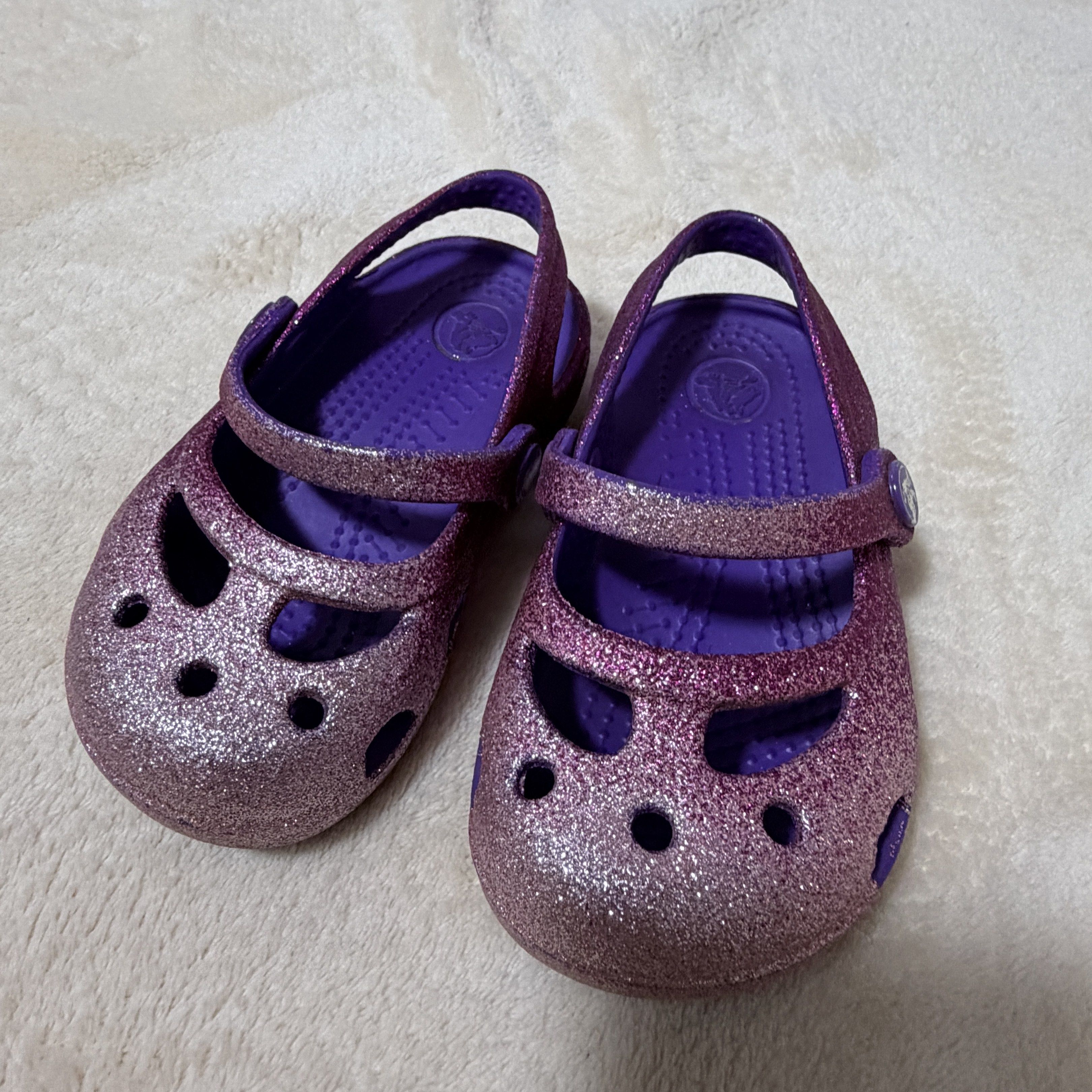 C5 Crocs Glitter Mary Jane (Category: Babies & Kids Fashion) located in Batangas. Submitted by chloclo.declutter (Listing ID 1420013514, Image 1). Description: - Adorable Crocs Mary Jane shoes - Sparkly pink and purple glitter design - Features a secure strap - Crocs logo on the side - Size C6 .