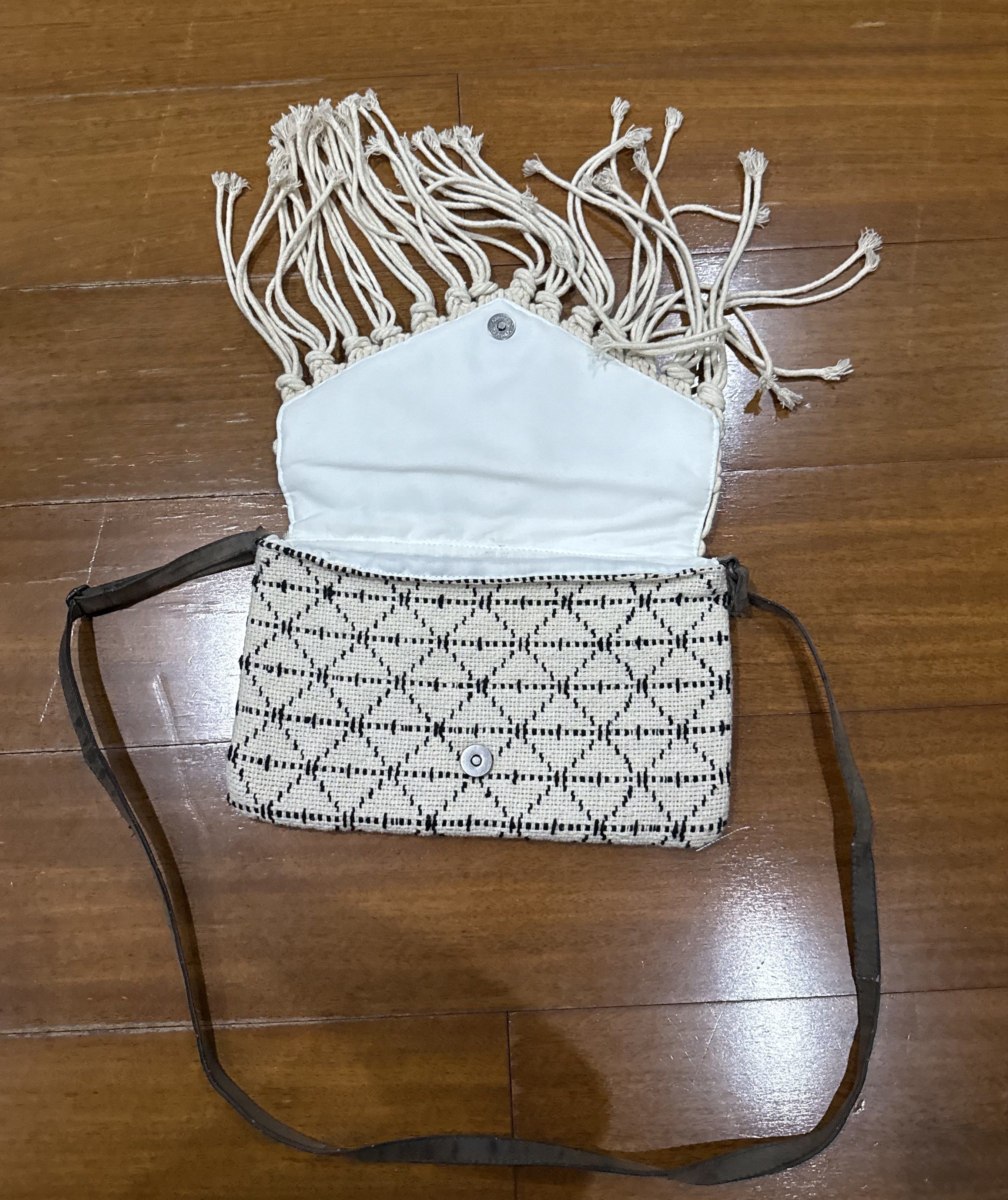 Crossbody Bag with Fringe (Category: Cross-body Bags) located in Antipolo. Submitted by littlemissredbulladdict (Listing ID 1420101317, Image 2). Description: - NEVER BEEN USED Anemone Crossbody Bag 👜 - Features a unique macrame design with enough space inside - Eye-catching fringe detail - Comfortable and adjustable strap - Ideal for everyday, daytime, beach trips! - Price is slightly negotiable.