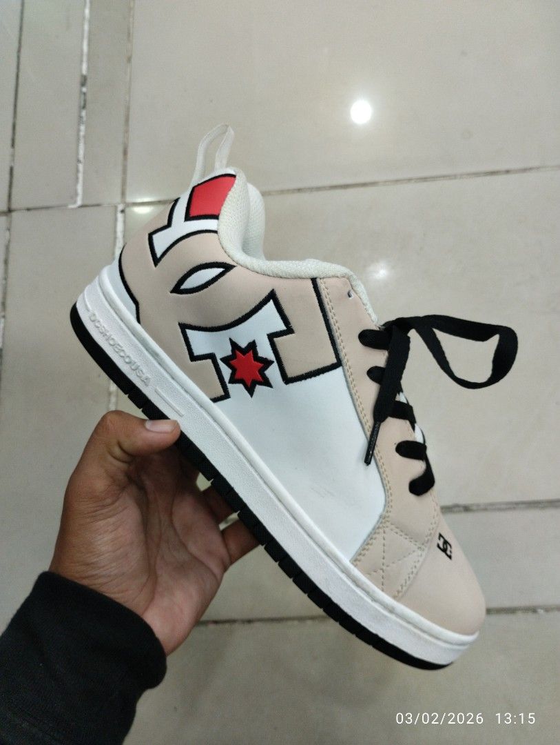 DC Shoes Men's Court Graffik (Category: Sneakers) located in Bacolod City. Submitted by hyoohxzx (Listing ID 1420115526, Image 2). Description: - DC Shoes Court Graffik - Men's shoes - Color: White and beige - Black laces - Size: US 7.5, UK 6.5, EUR 40, 25.5 cm - Sole: Black with DC Shoes logo - Material: Leather upper, rubber sole - Made in China.