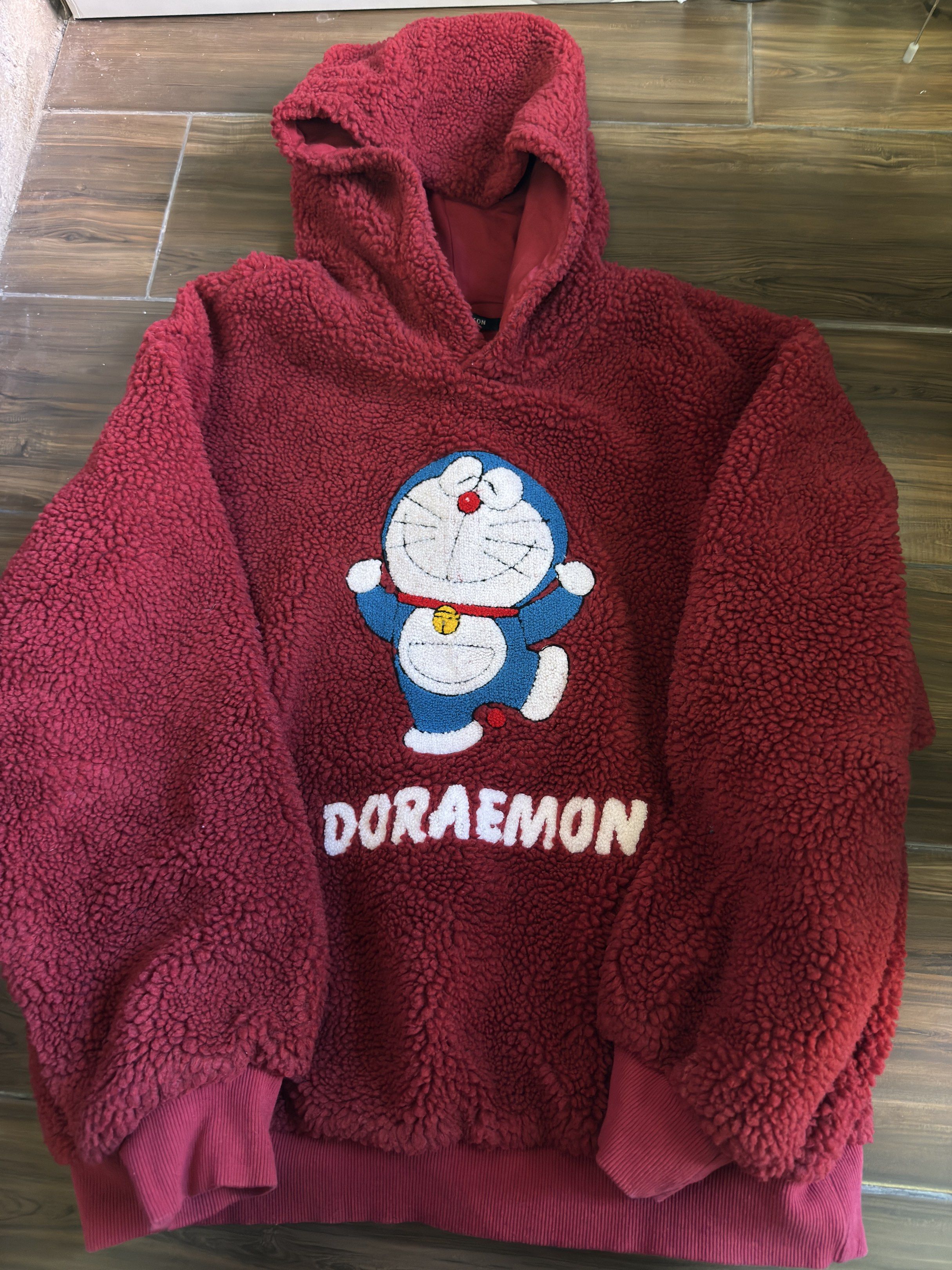 Doraemon Fleece Hoodie XL (Category: Hoodies) located in Manila. Submitted by zerachiel_ (Listing ID 1419991136, Image 1). Description: - Doraemon fleece hoodie - Deep red color - Features a large Doraemon graphic - Size: XL - Brand: Luson - With hood and ribbed cuffs/hem - Perfect for Doraemon fans.