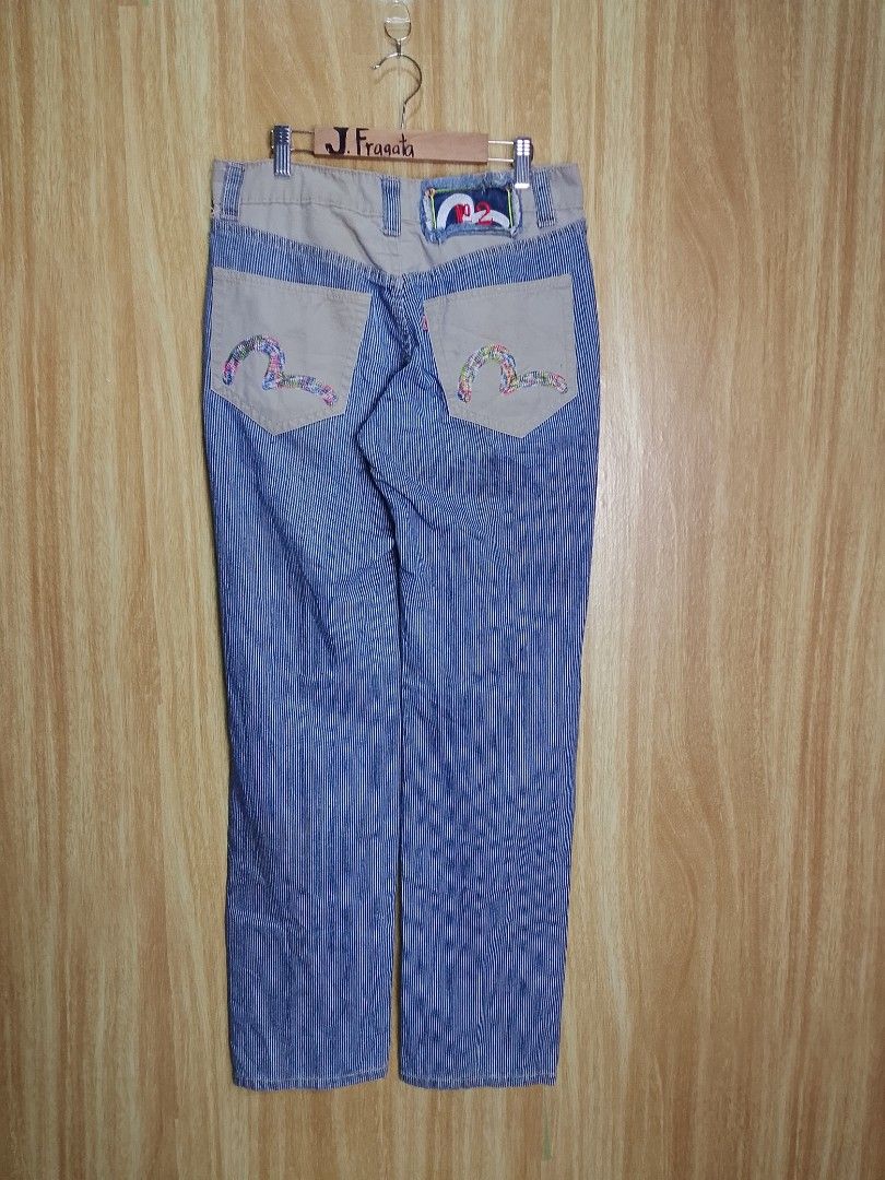 Evisu seagull jeans stripes Embroideries (Category: Jeans) located in Santiago. Submitted by jonathanfragata21 (Listing ID 1420102435, Image 1). Description: Evisu seagull jeans stripes Embroideries Waist : 29 - 30 Length : 41 Hem : 7.5 Color Rate : 9.5/10 Excellent condition Have Minimal Stains on Pocket / Need Wash.