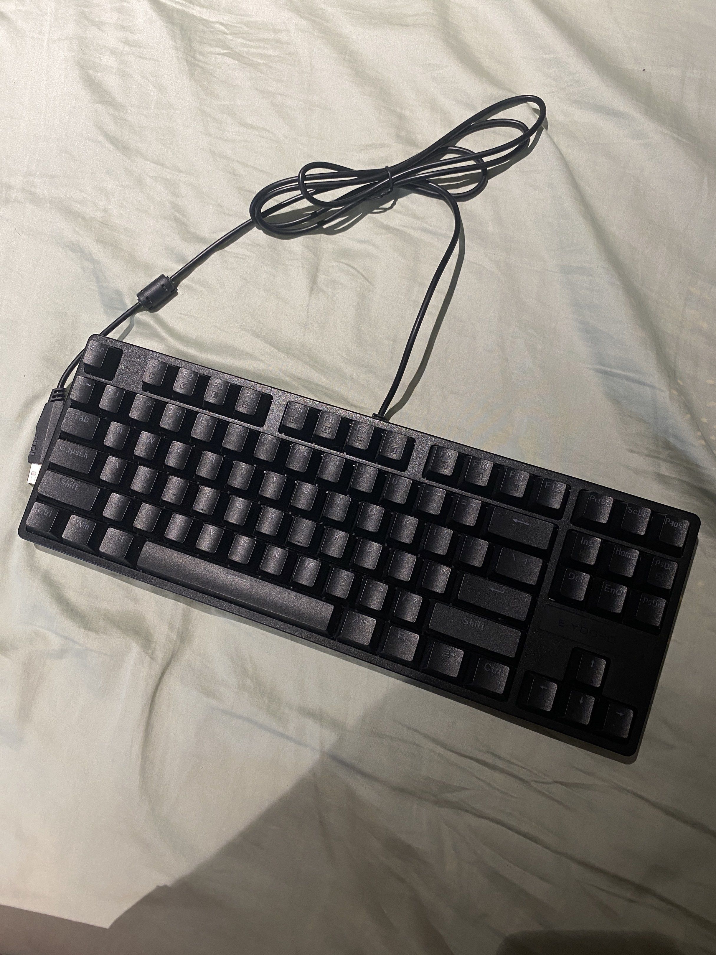 E-YOOSO Z87 Mechanical Keyboard (Category: Computer Keyboard) located in Manila. Submitted by jen.n.lizz (Listing ID 1420131482, Image 1). Description: no manual or box unfortunately.