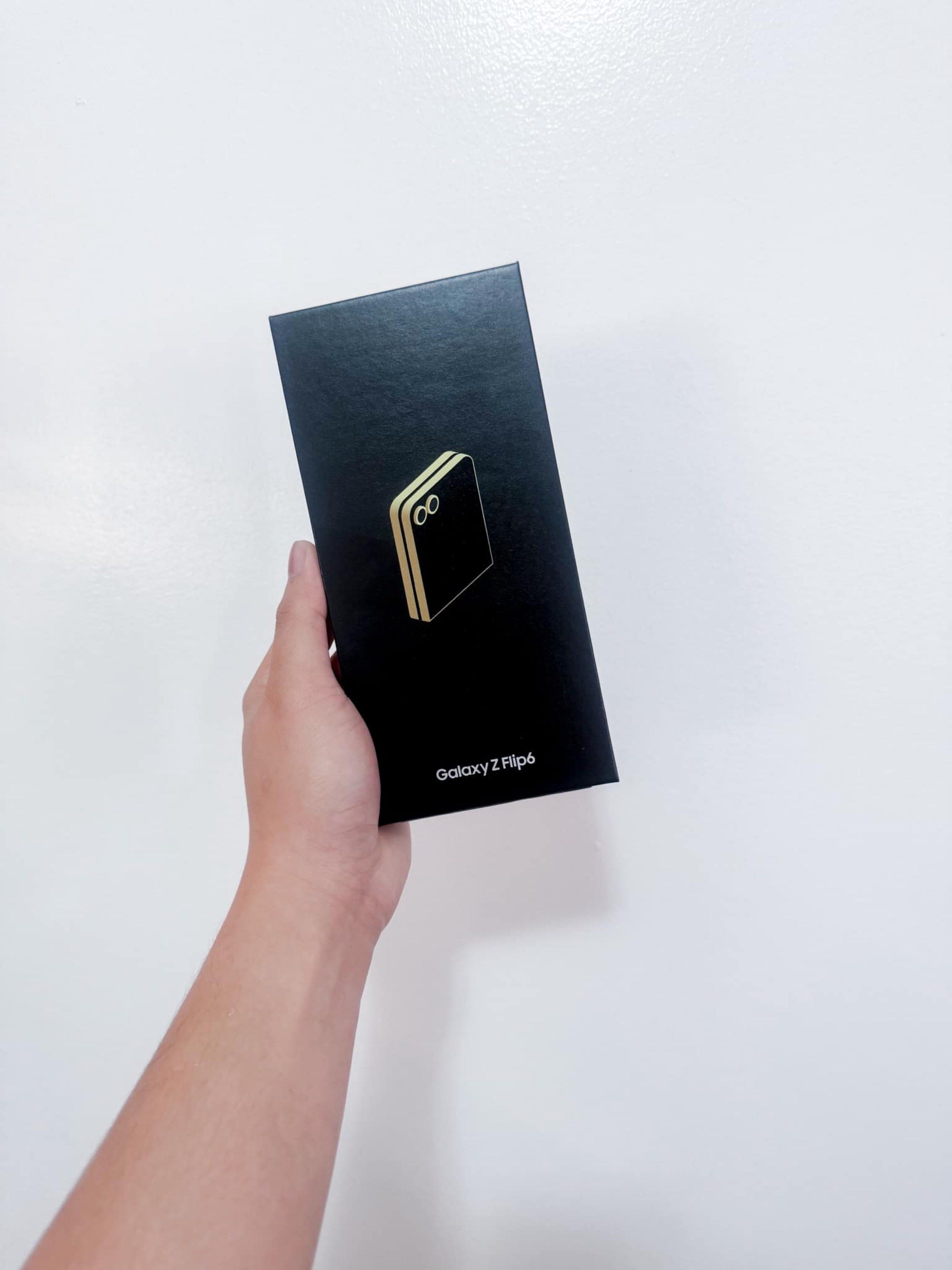 Flip 6 256GB - RUSH FOR SALE (Category: Samsung) located in Valenzuela. Submitted by chiica.29 (Listing ID 1419976922, Image 2). Description: For SALE! Samsung Flip 6, 256GB - with box - original charger - with paper bag and receipt from Samsung Store ISSUE - ayan na po, kita na sa pic, may dead pixel pero 💯 fully working po. Pwede nyo papalitan ng lcd at your own expense. Fixed price. Murang mura na po yan. Thanks.
