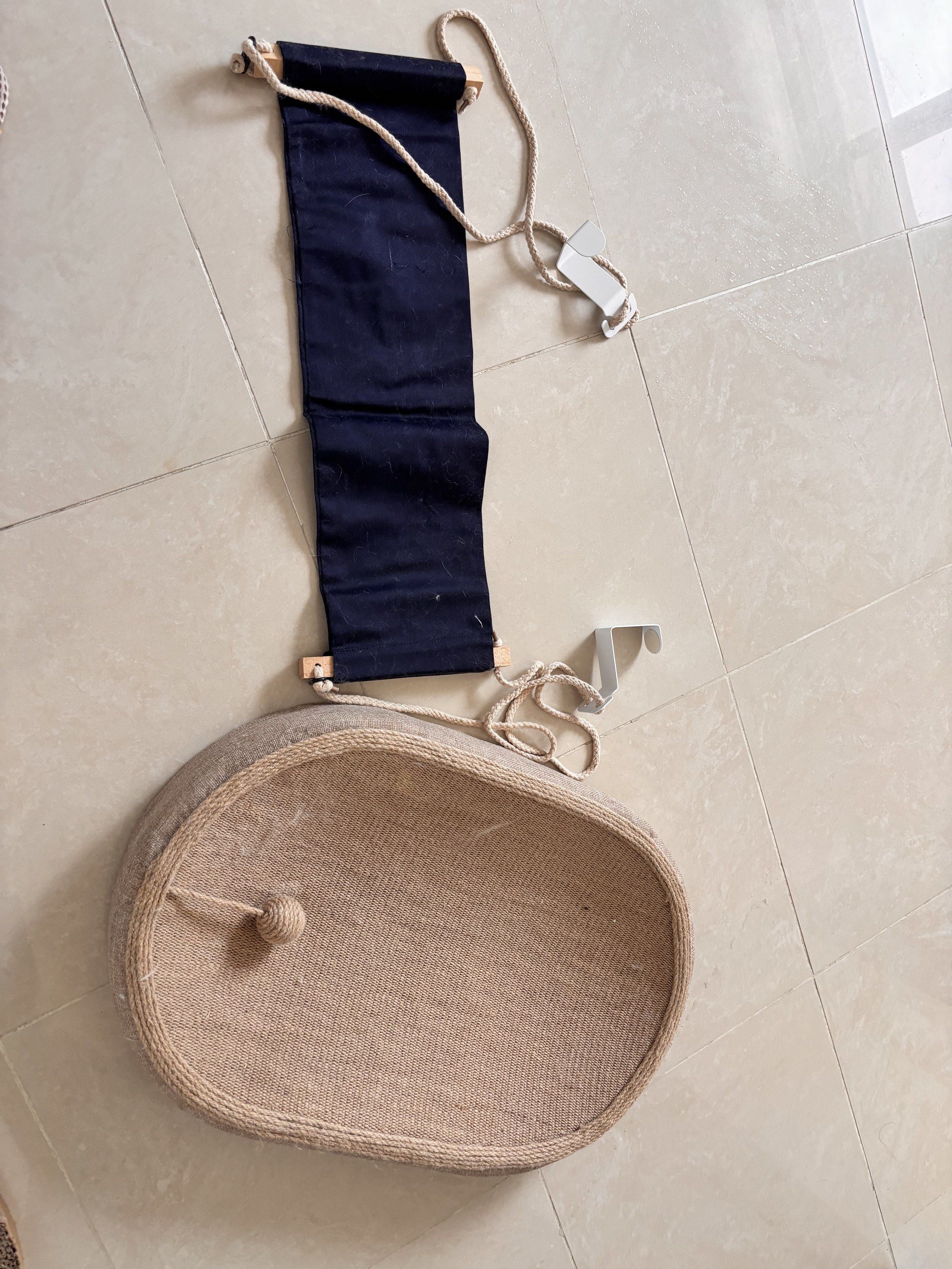 FREE. Hanging Cat Bed with Hammock （分類：寵物家品及其他）位於 Hong Kong。 由 dandan0214 提交（商品編號 1419988400，圖片 1）。簡介： Free bed is new ! Pick up cwb donki Cat bed features a cozy, woven base and a hanging hammock. The bed is designed to hang, providing a comfortable and elevated space for your cat to relax. It includes a dark blue hammock and a beige bed with a rope trim and a playful ball detail. The bed is designed to be hung from a door.。