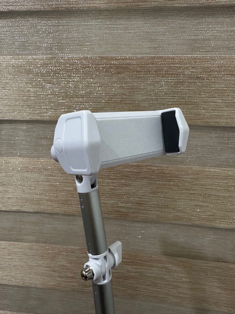 Adjustable Phone Stand (Category: Mounts & Holders) located in Quezon City. Submitted by jinny116 (Listing ID 1420128388, Image 3). Description: Never really got to use but no box anymore. The original box was torn also Super clean and classy sa personal ✨ - can be extended NO ISSUES. RFS: I bought a tripod for phone ☺️.