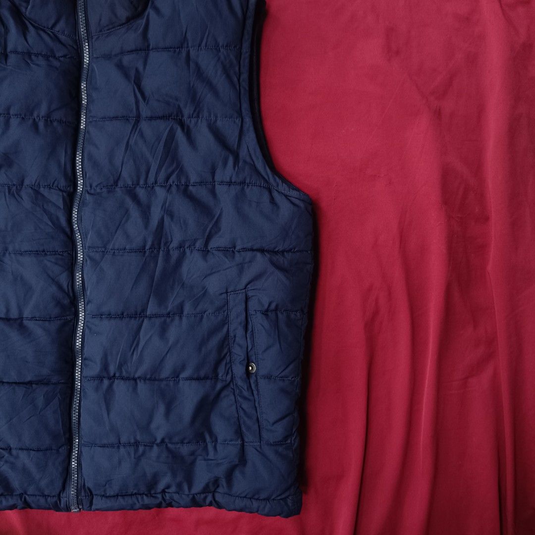 GAP Navy Blue Puffer Vest (Category: Vests) located in Puerto Princesa. Submitted by chi_thriftz (Listing ID 1419993470, Image 3). Description: DM if you want to buy/inquire. 🌵🫶.