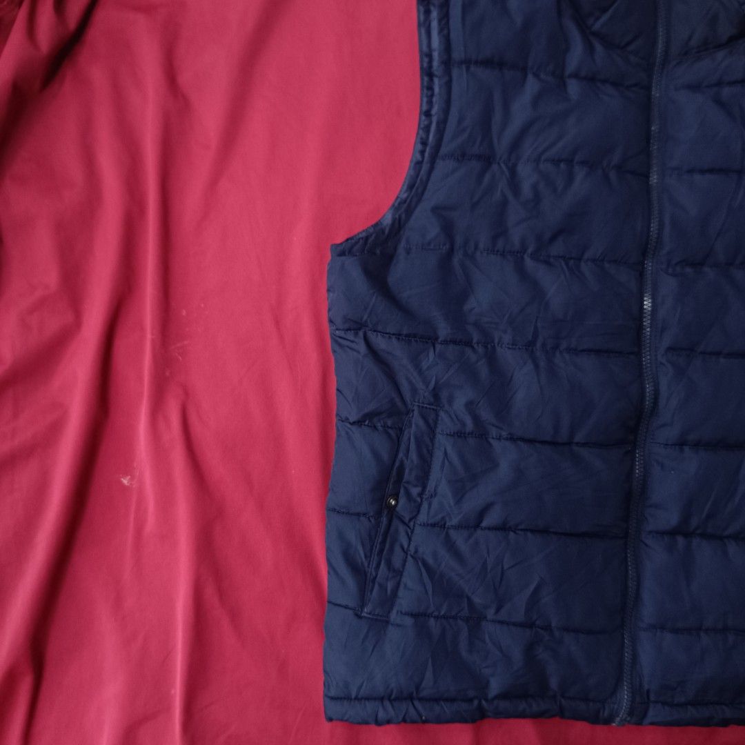 GAP Navy Blue Puffer Vest (Category: Vests) located in Puerto Princesa. Submitted by chi_thriftz (Listing ID 1419993470, Image 2). Description: DM if you want to buy/inquire. 🌵🫶.