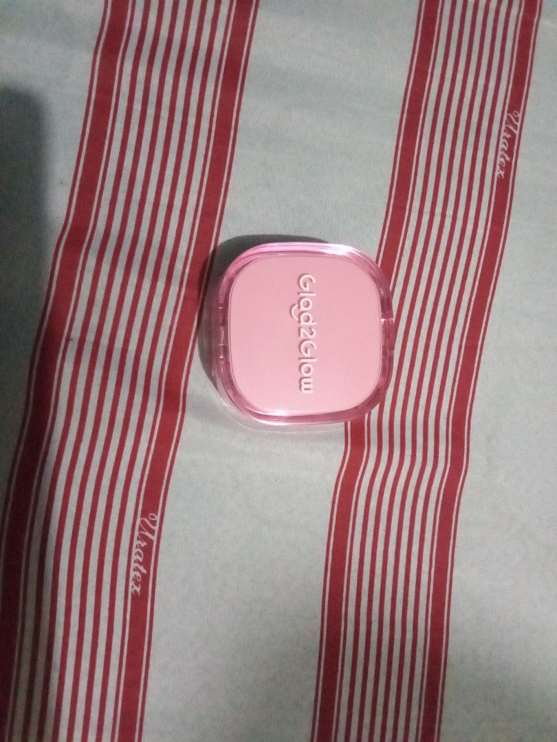 Glow2Glow Compact Powder (Category: Makeup) located in Bangued. Submitted by welapinase73960 (Listing ID 1420133455, Image 1). Description: - Glow2Glow compact powder - Comes in a chic pink case - Features a clear, rounded design - Brand name clearly visible - Perfect for on-the-go touch-ups - Brand new.