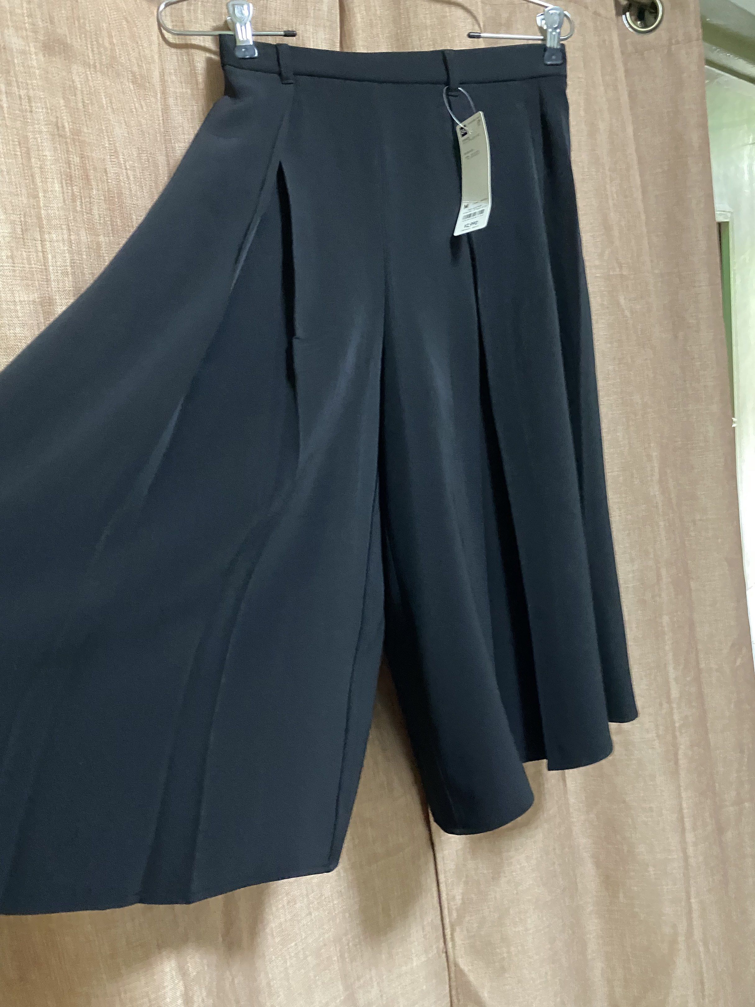 GU Drape Culottes - Black - Size M (Category: Other Bottoms) located in Quezon City. Submitted by mcva2 (Listing ID 1420025926, Image 3). Description: - GU Drape Culottes in Black - Size M - Made in Vietnam - Material: 95% Polyester, 5% Polyurethane - Waist: 63-67cm - Original Price: ¥2,990.