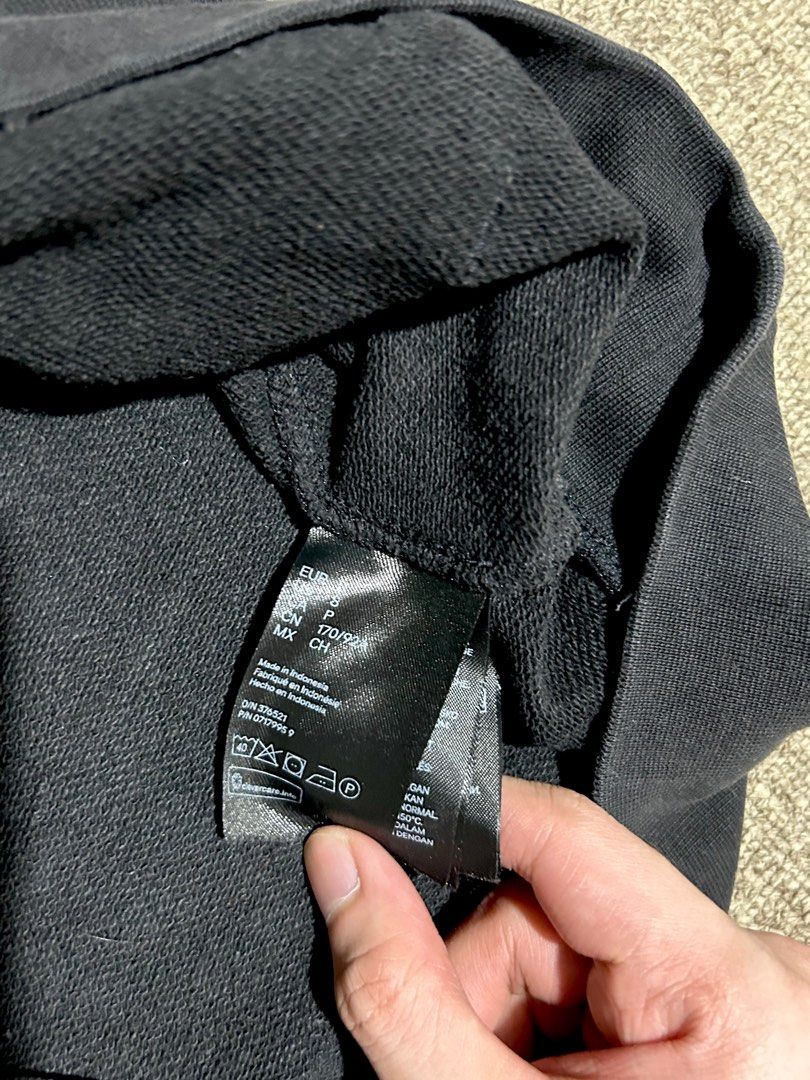 H&M Black Hoodie Regular Fit (Category: Hoodies) located in Makati City. Submitted by gianfmcane04544 (Listing ID 1420082446, Image 3). Description: - H&M black hoodie - Size: EUR S (20-21W x 26L) - Fit: Regular - Features: Hood with drawstring, kangaroo pocket - Color: Solid black - Color Grade: 8/10 (need wash) - Issue: Neck has white stains probably from laundry detergent (just need wash) Jnt or Lalamove within Metro Mnl.