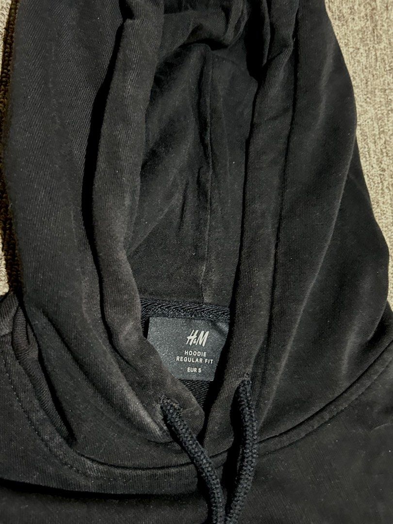 H&M Black Hoodie Regular Fit (Category: Hoodies) located in Makati City. Submitted by gianfmcane04544 (Listing ID 1420082446, Image 2). Description: - H&M black hoodie - Size: EUR S (20-21W x 26L) - Fit: Regular - Features: Hood with drawstring, kangaroo pocket - Color: Solid black - Color Grade: 8/10 (need wash) - Issue: Neck has white stains probably from laundry detergent (just need wash) Jnt or Lalamove within Metro Mnl.