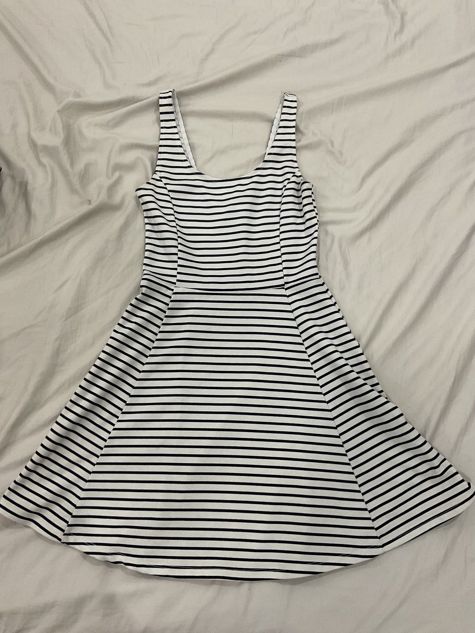 H&M Dress (Category: Dresses) located in Las Pinas. Submitted by bea.oh (Listing ID 1420083838, Image 3). Description: Dress features a sleeveless design with a scoop neckline. It has a fitted bodice that flows into a flared skirt. The dress is made of a smooth, solid black fabric. Perfect for casual events. ₱199 each sizes 36-38 RFS: Decluttering.