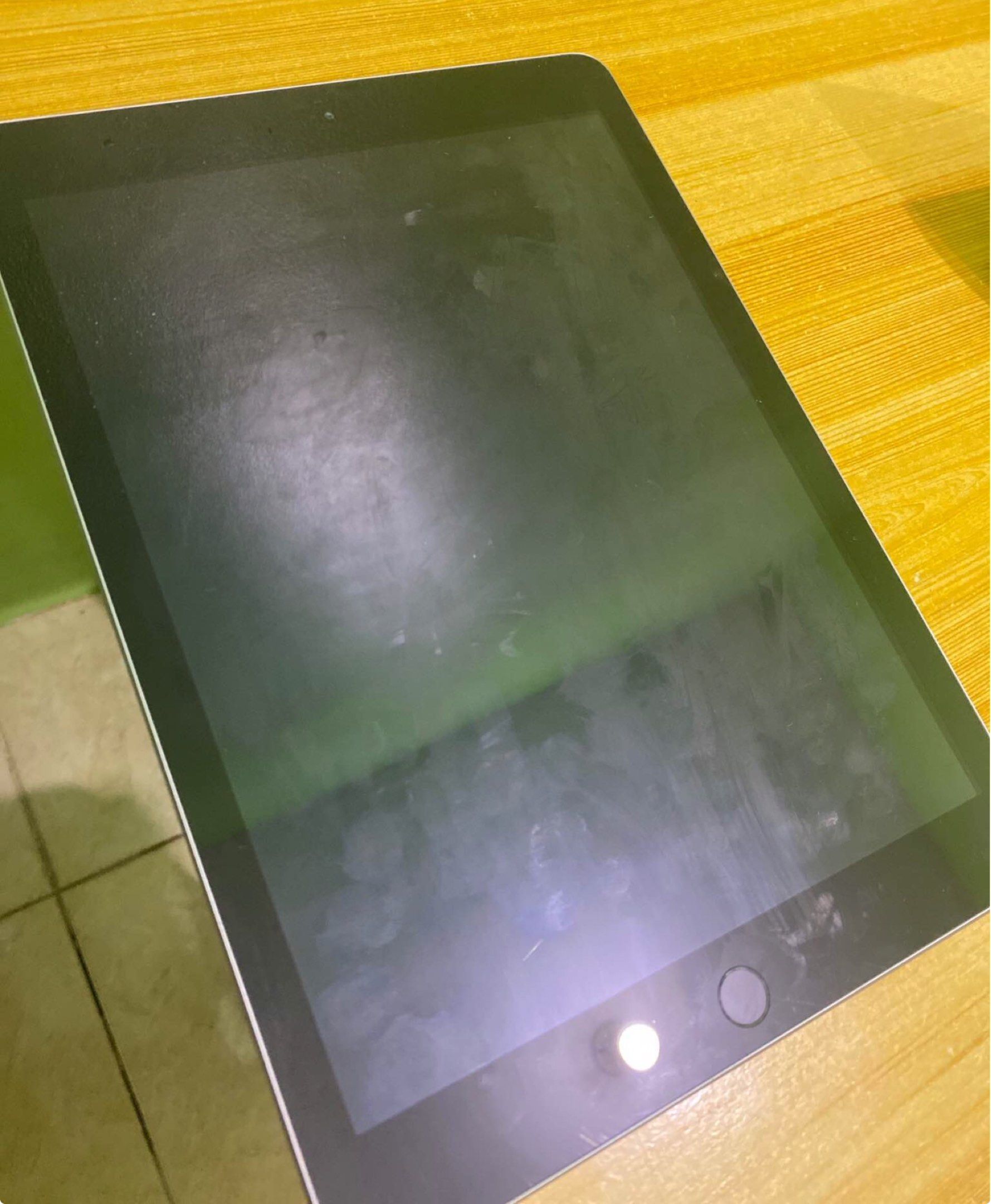 iPad 6th gen 128gb (Category: iPad) located in Manila. Submitted by kuminami (Listing ID 1420114260, Image 3). Description: May bawas pa sa sure buyer!.