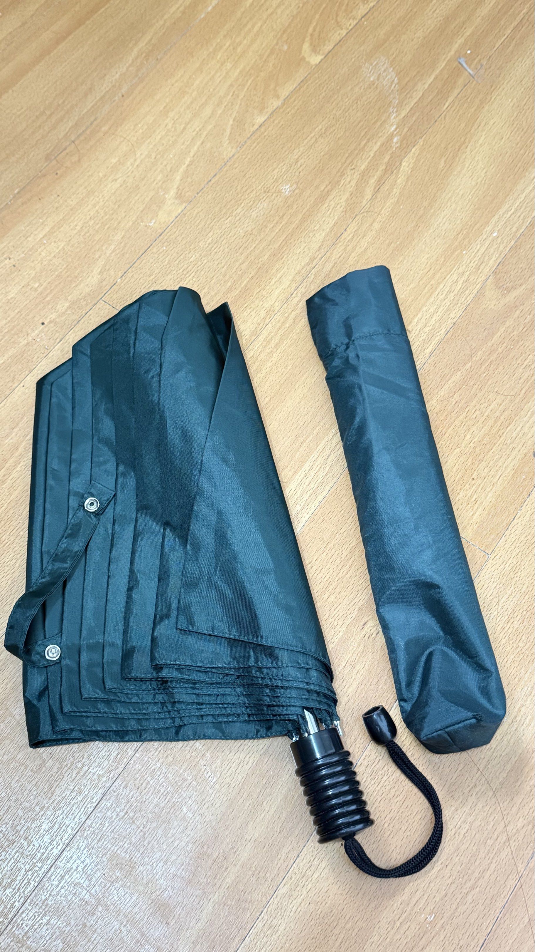 Japan Foldable Umbrella (Category: Umbrellas) located in Naga. Submitted by JapaNix (Listing ID 1420054060, Image 2). Description: - Dark green foldable umbrella - Includes a matching carrying case -Super sturdy - Black handle with textured grip - Compact and portable design.