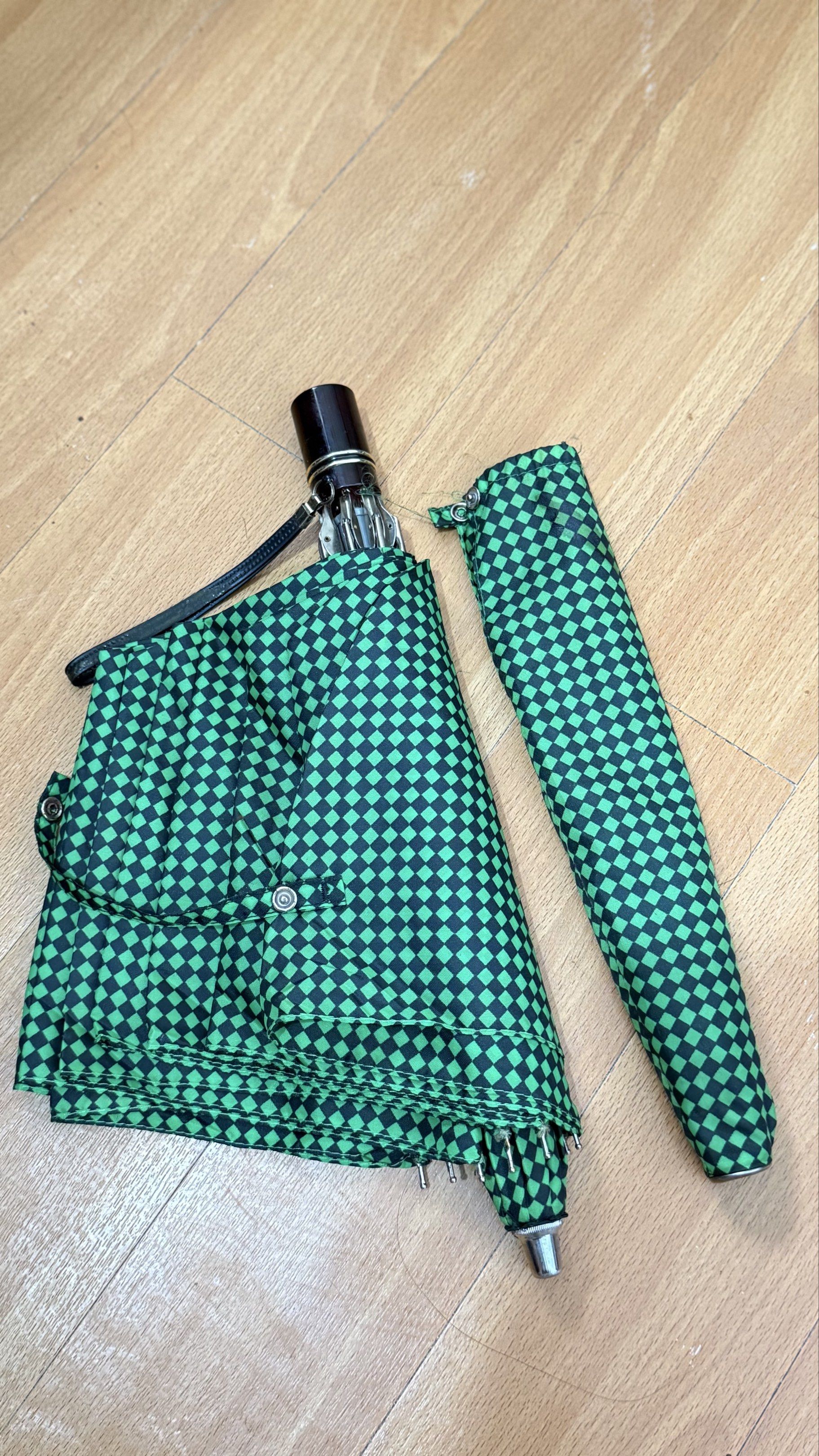 Japan Umbrella (Category: Umbrellas) located in Naga. Submitted by JapaNix (Listing ID 1420054431, Image 2). Description: - Japan Umbrella - Green and black checkered design - Includes matching case -lightly used -windproof -sturdy.