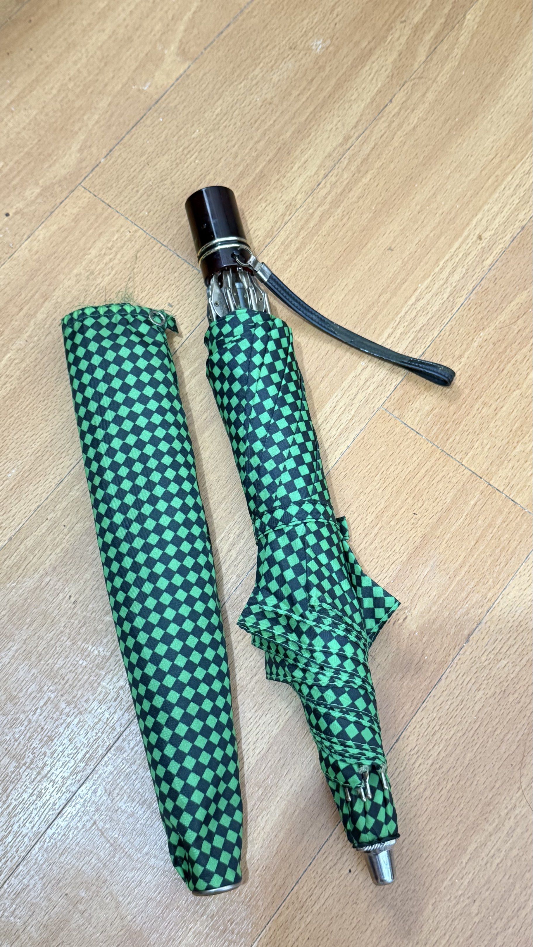 Japan Umbrella (Category: Umbrellas) located in Naga. Submitted by JapaNix (Listing ID 1420054431, Image 1). Description: - Japan Umbrella - Green and black checkered design - Includes matching case -lightly used -windproof -sturdy.