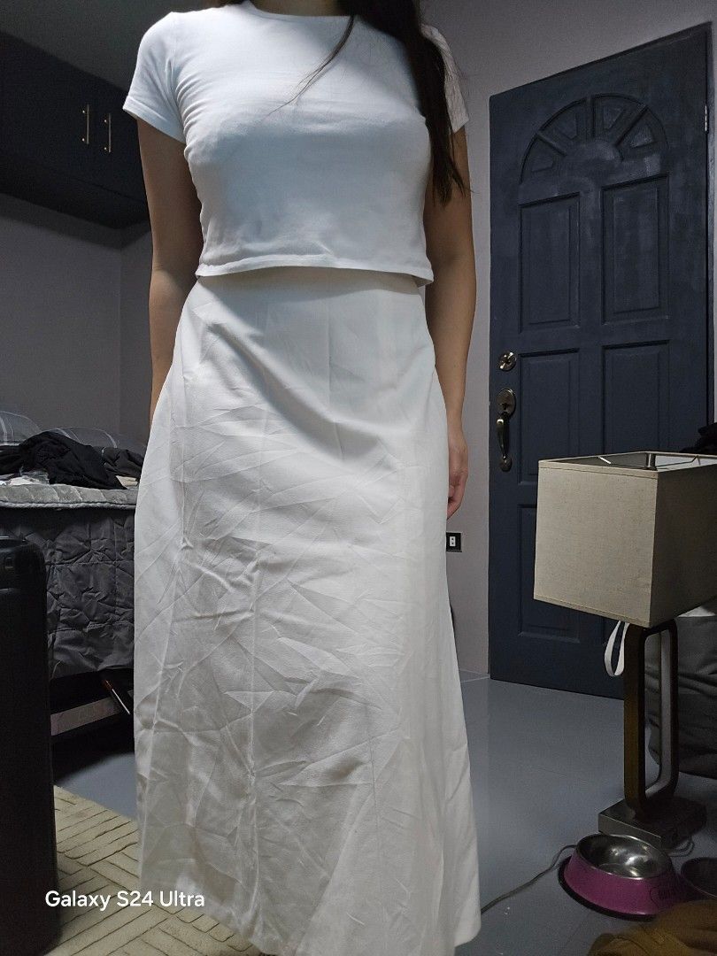 Laura Ashley Petite White Skirt (Category: Skirts) located in Cavite. Submitted by beatanealu44683 (Listing ID 1420134907, Image 3). Description: - Laura Ashley Petite skirt - Size: 6P - Style: Midi skirt - Condition: Good - Shell: 64% polyester, 32% rayon, 4% spandex - Lining: 100% polyester -with double lining 27-29 waist.