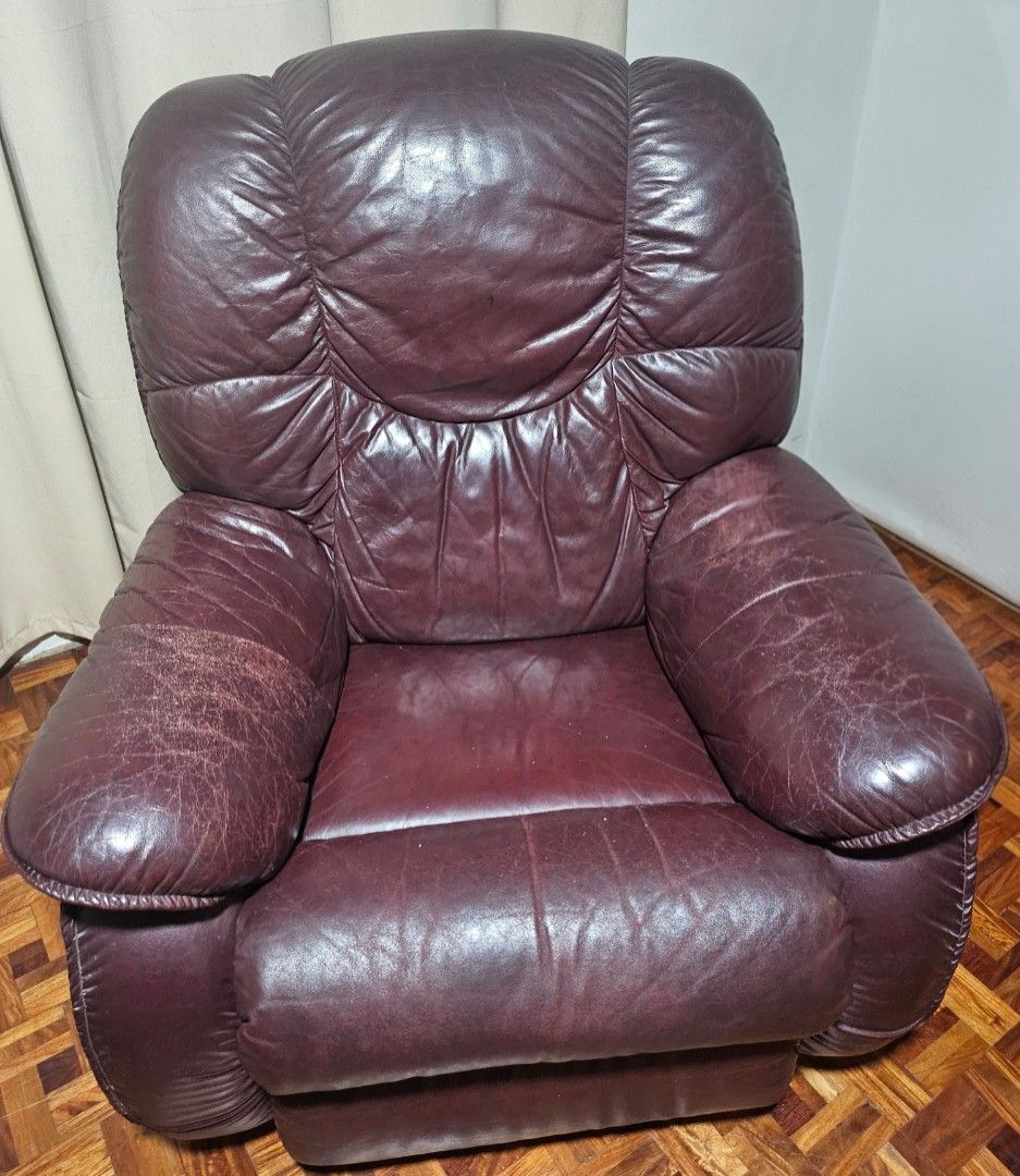 La-z-boy leather recliner (Category: Chairs) located in Antipolo. Submitted by mrcl715 (Listing ID 1391283355, Image 1). Description: .