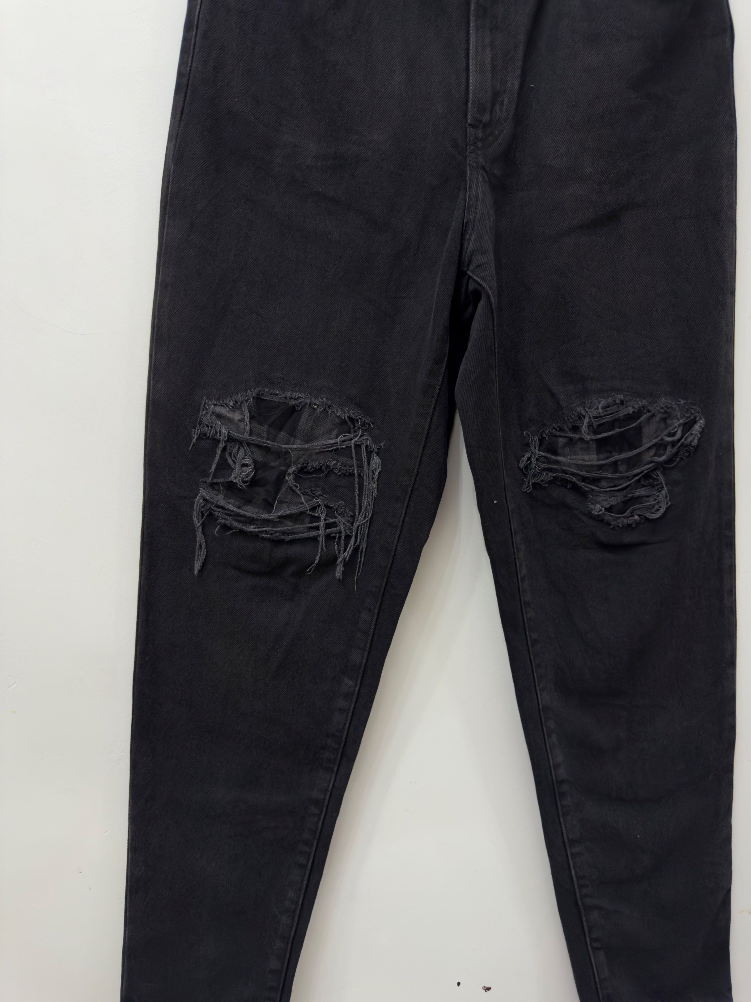 Levi's High Waisted Mom Jeans - Size 30 (Category: Jeans) located in Mandaluyong City. Submitted by riaaaaaam (Listing ID 1420089780, Image 2). Description: - Levi's Mom Jeans - High-waisted - Size 30-31 - Distressed knee detailing - Classic five-pocket design - Button and zipper closure - Levi's logo patch.