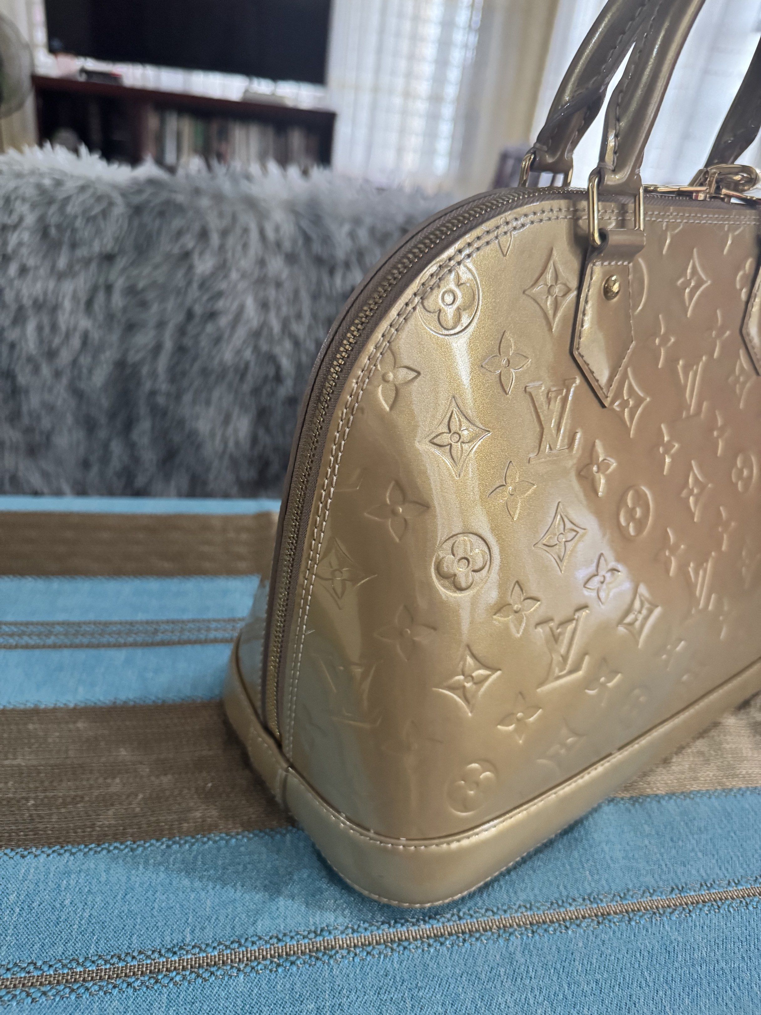 Louis Vuitton Alma Vernis Handbag (Category: Luxury Bags & Wallets) located in Quezon City. Submitted by luxurybrokerph (Listing ID 1420013221, Image 2). Description: with dustbag.