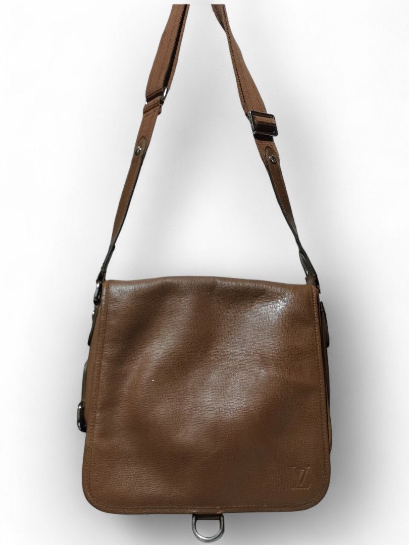 Louis Vuitton Bag (Category: Luxury Bags & Wallets) located in Lucena. Submitted by Miss_KitKitYow (Listing ID 1420043614, Image 1). Description: 💥 Loius Vuitton bag 📌Medium size 📌pics upon request 🔹MOP - gcash 🔹MOD - J&T ⚠️NO COD.