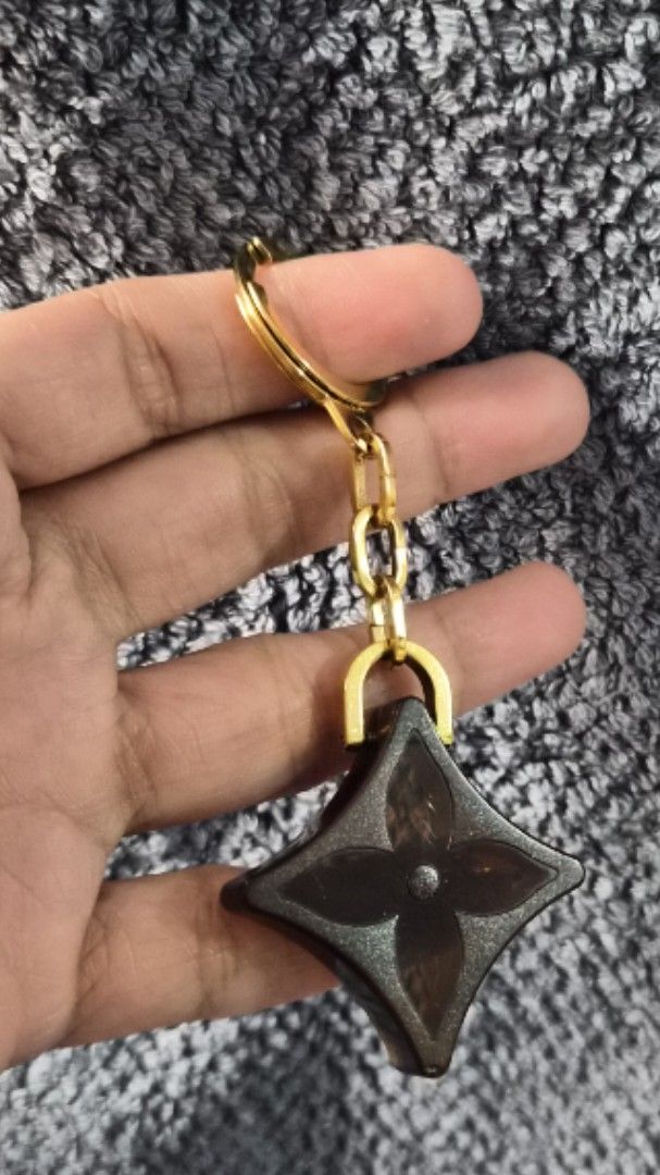 Louis Vuitton Key/Bag Charm (Category: Luxury Accessories) located in Quezon City. Submitted by marya_s (Listing ID 1420106859, Image 1). Description: FIRM NA PO PRICE - PAMIGAY NA WAG NA MAGMESSAGE IF TATAWAD Authentic Louis Vuitton key chain. Features a gold-tone chain and hardware. The charm is a dark brown flower shape. Comes with a box and ribbon. Perfect for adding a touch of luxury to your keys or bag..