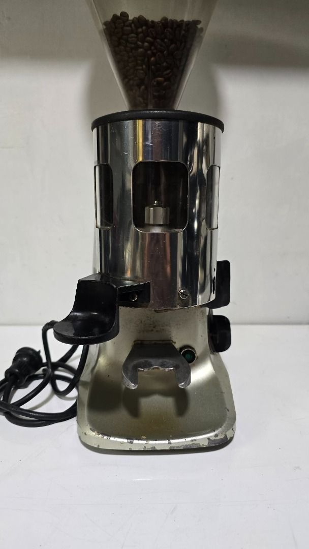 Mazzer Luigi srl Commercial Coffee Grinder (Category: Coffee Machines & Makers) located in Rizal. Submitted by joan5505 (Listing ID 1420090201, Image 2). Description: Mazzer Luigi srl Commercial Coffee Grinder Pull out from close coffee shop Model:Super Jolly AUT 15K.