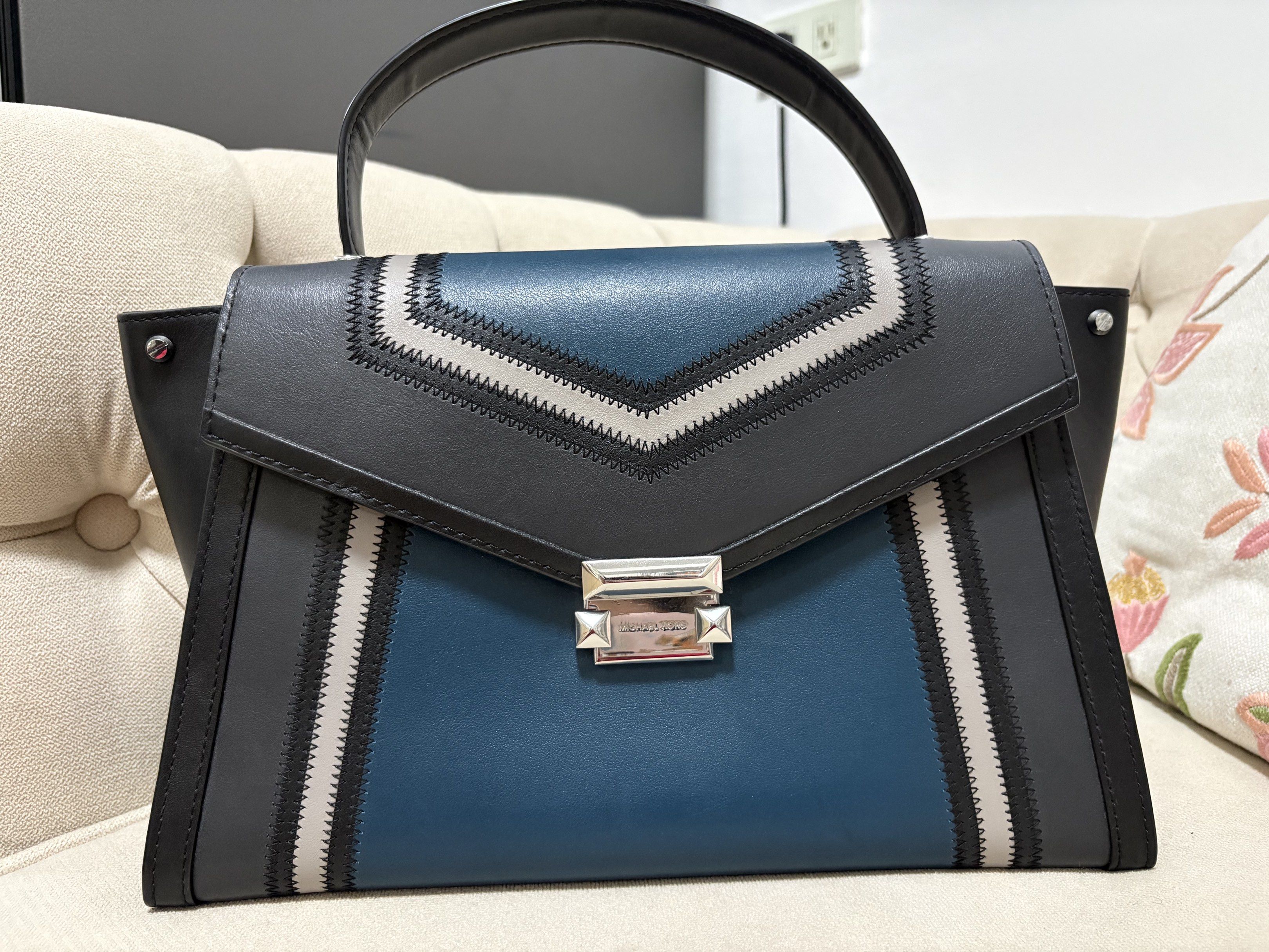Michael Kors whitney Large Bag (Category: Luxury Bags & Wallets) located in Manila. Submitted by cheskalore85371 (Listing ID 1420078163, Image 1). Description: Barely any signs of use Large size Tricolor.
