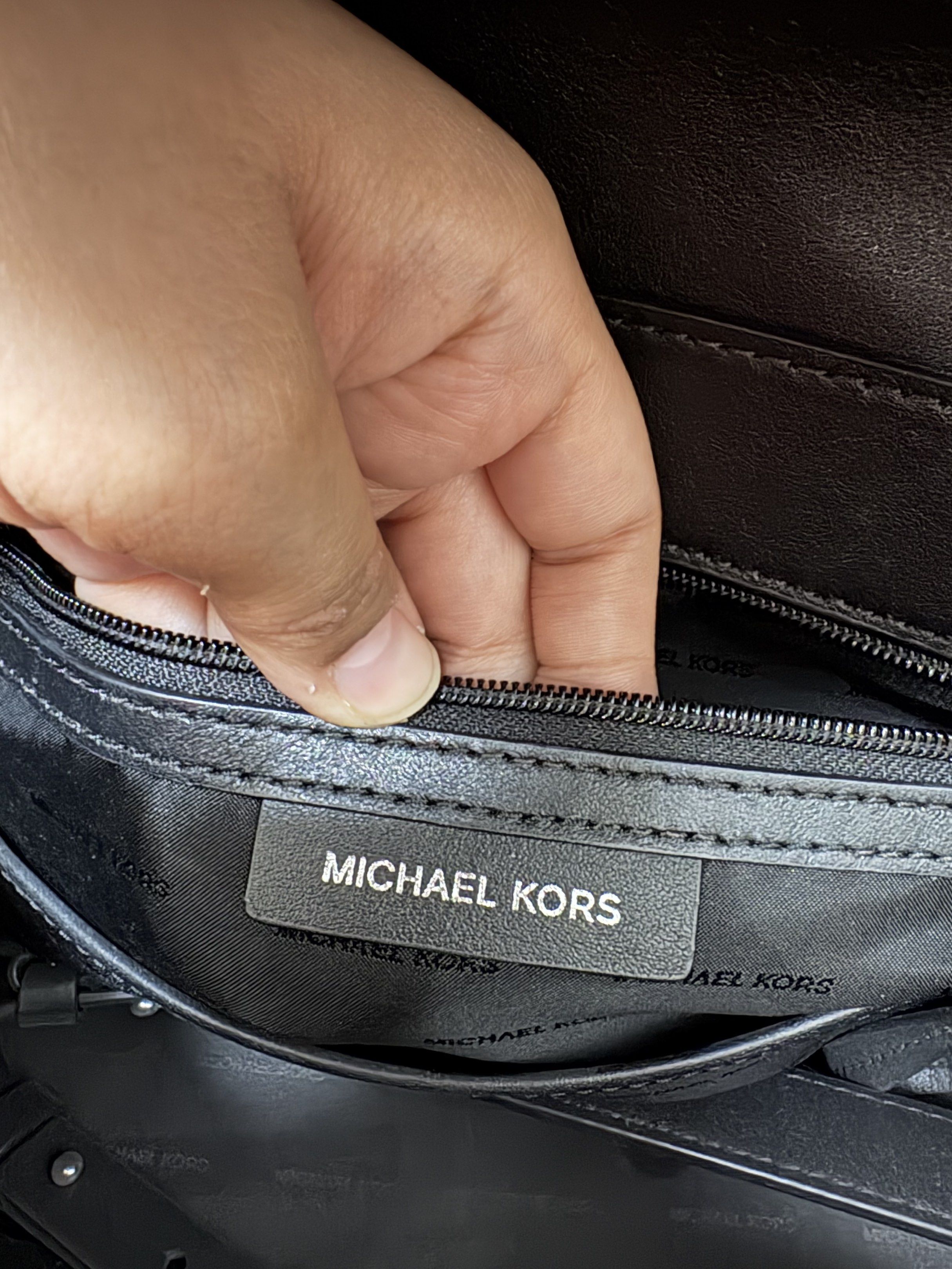 Michael Kors whitney Large Bag (Category: Luxury Bags & Wallets) located in Manila. Submitted by cheskalore85371 (Listing ID 1420078163, Image 3). Description: Barely any signs of use Large size Tricolor.