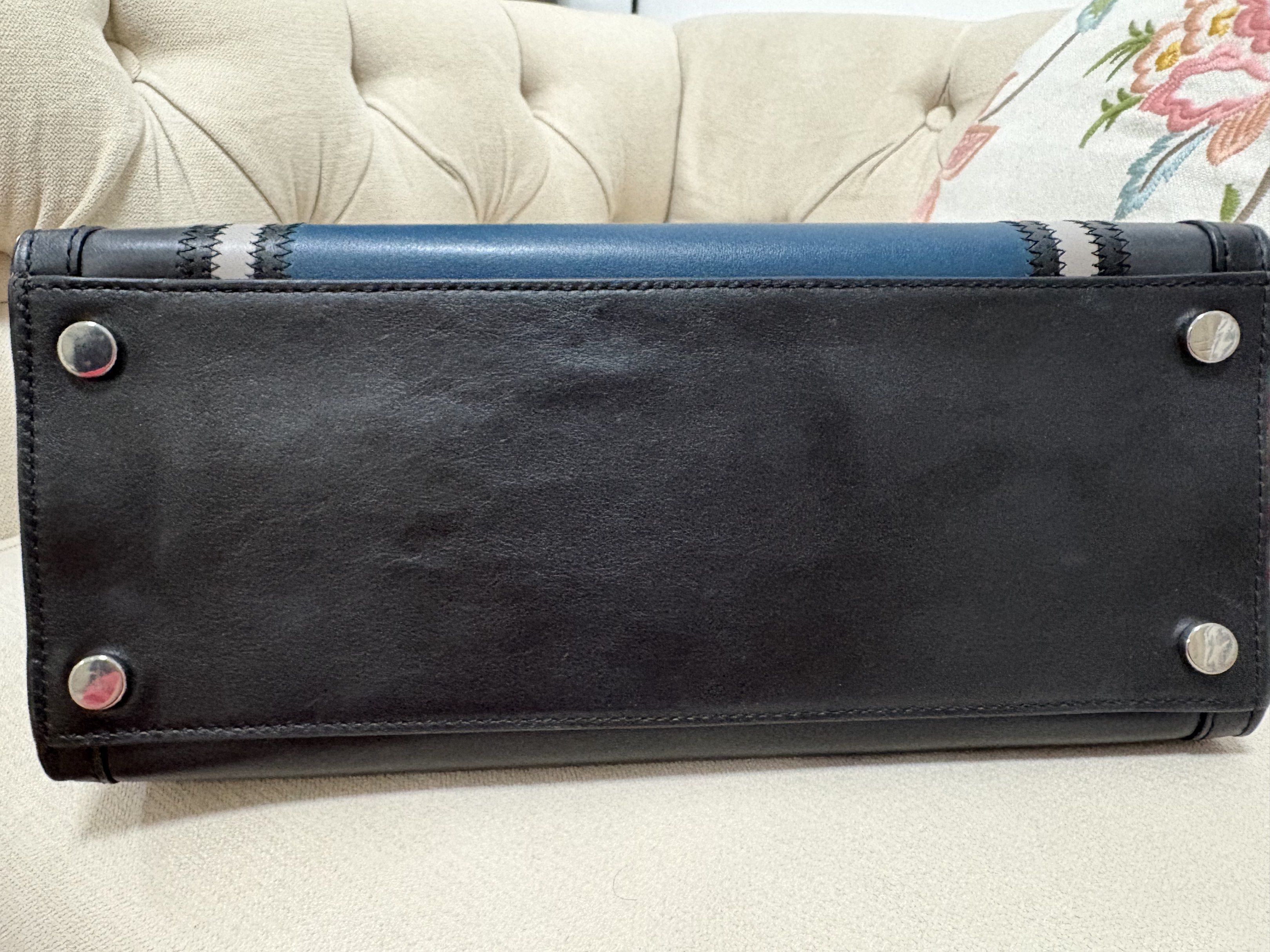 Michael Kors whitney Large Bag (Category: Luxury Bags & Wallets) located in Manila. Submitted by cheskalore85371 (Listing ID 1420078163, Image 2). Description: Barely any signs of use Large size Tricolor.
