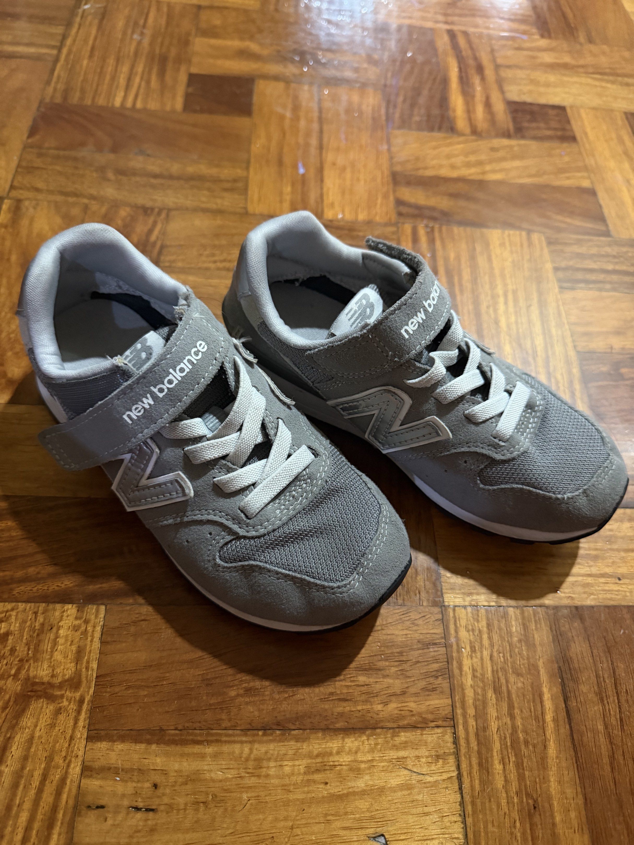 New Balance 996 Kids Shoes size JPN19 (Category: Babies & Kids Fashion) located in Quezon City. Submitted by dianiza (Listing ID 1419979110, Image 3). Description: - New Balance 996 kids shoes - Color: Gray - Easy hook-and-loop closure - Features the New Balance logo - Includes original box - Perfect for everyday wear.