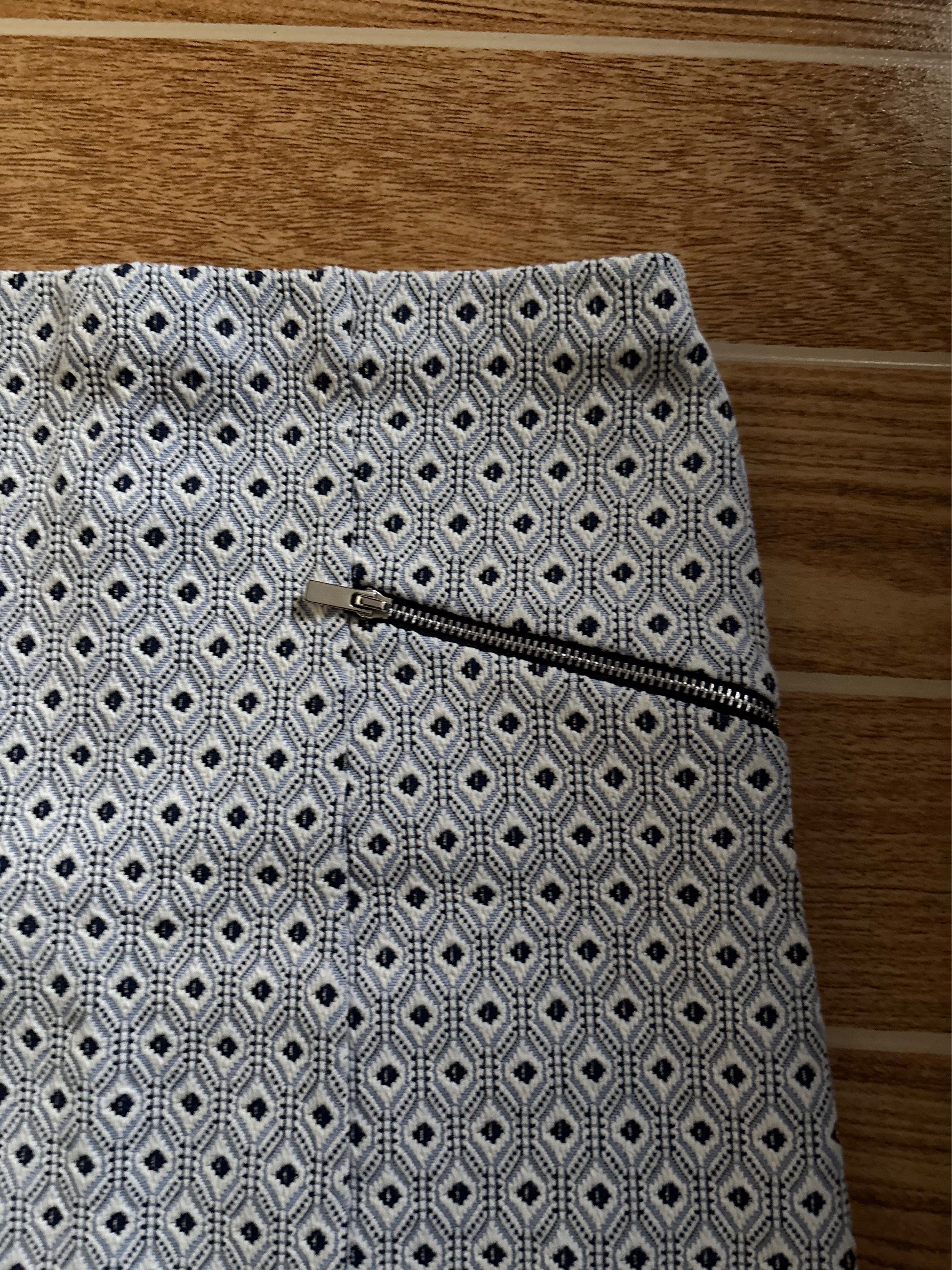New Look Geometric Print Skirt (Category: Skirts) located in Legazpi City. Submitted by ei.mmm (Listing ID 1420154362, Image 2). Description: - New Look skirt - Size 8 - Blue and white geometric pattern - Two zipper details .