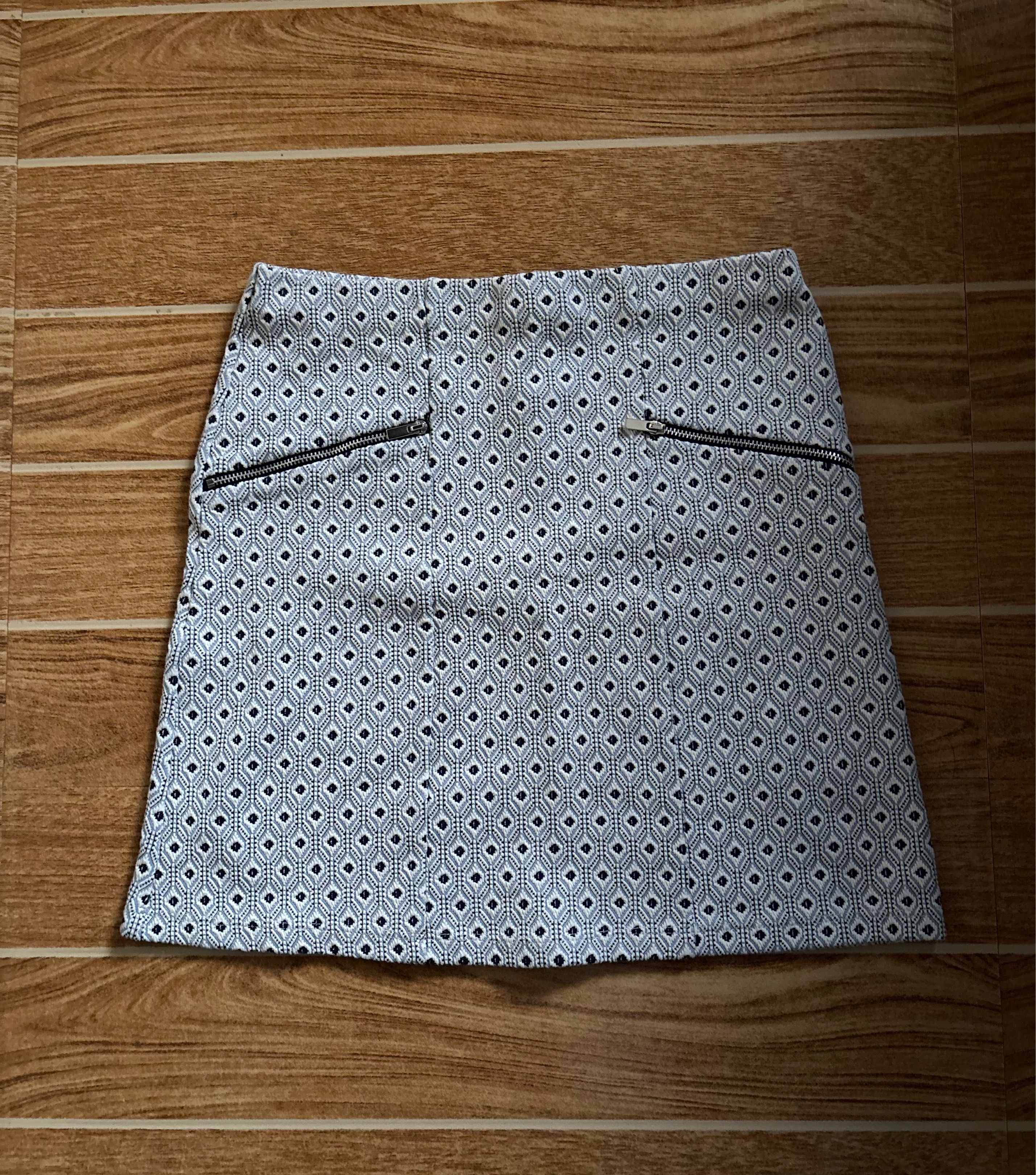 New Look Geometric Print Skirt (Category: Skirts) located in Legazpi City. Submitted by ei.mmm (Listing ID 1420154362, Image 1). Description: - New Look skirt - Size 8 - Blue and white geometric pattern - Two zipper details .