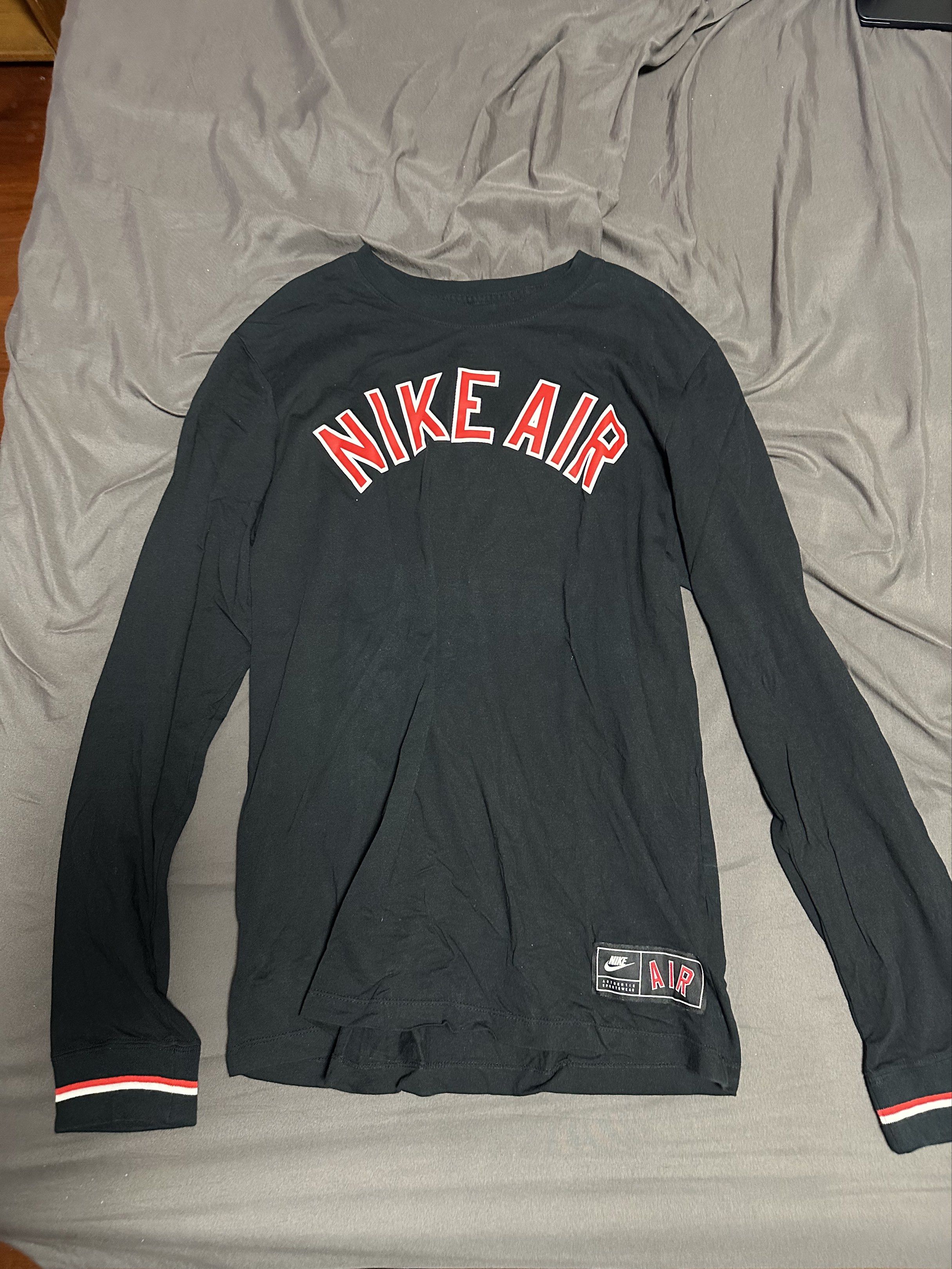Nike Air Long Sleeve Shirt (Category: Tshirts & Polo Shirts ) located in Paranaque City. Submitted by lancedleon (Listing ID 1420000259, Image 1). Description: Nike Air Long Sleeve Shirt, L on tag, fits M-L Black Nike Air long sleeve shirt. Soft material, red/white striped cuffs. Stylish and casual..
