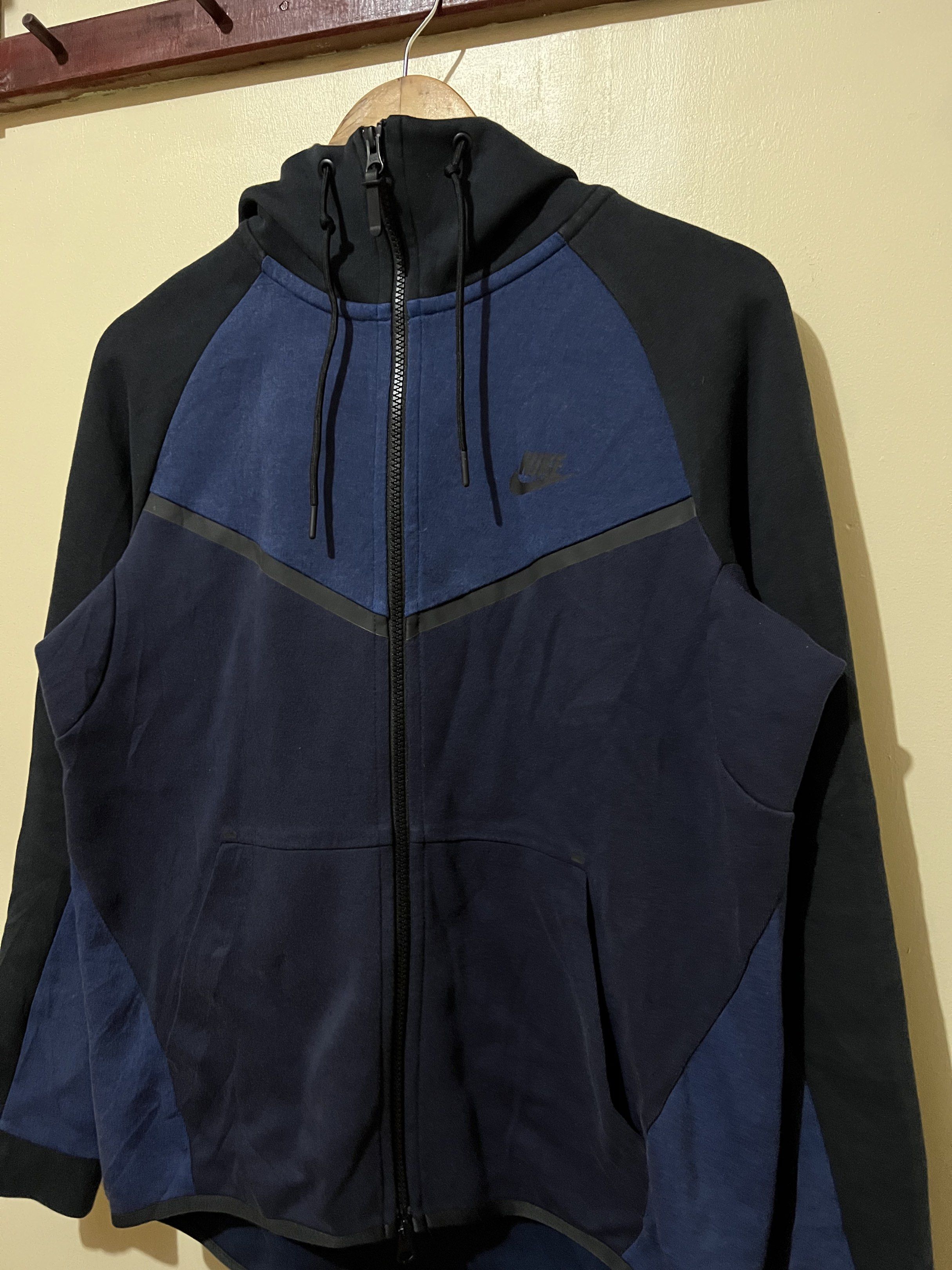 Nike Tech Fleece Hoodie Jacket (Category: Coats, Jackets and Outerwear) located in Baguio. Submitted by jsanteli1738 (Listing ID 1420144833, Image 2). Description: - Nike Tech Fleece Tritone hoodie jacket - Color Rate: 9.5/10 Swabeng swabe pa - Medium to large - Width 23, Lenght 26 front 29 back - with scratch only see pic.