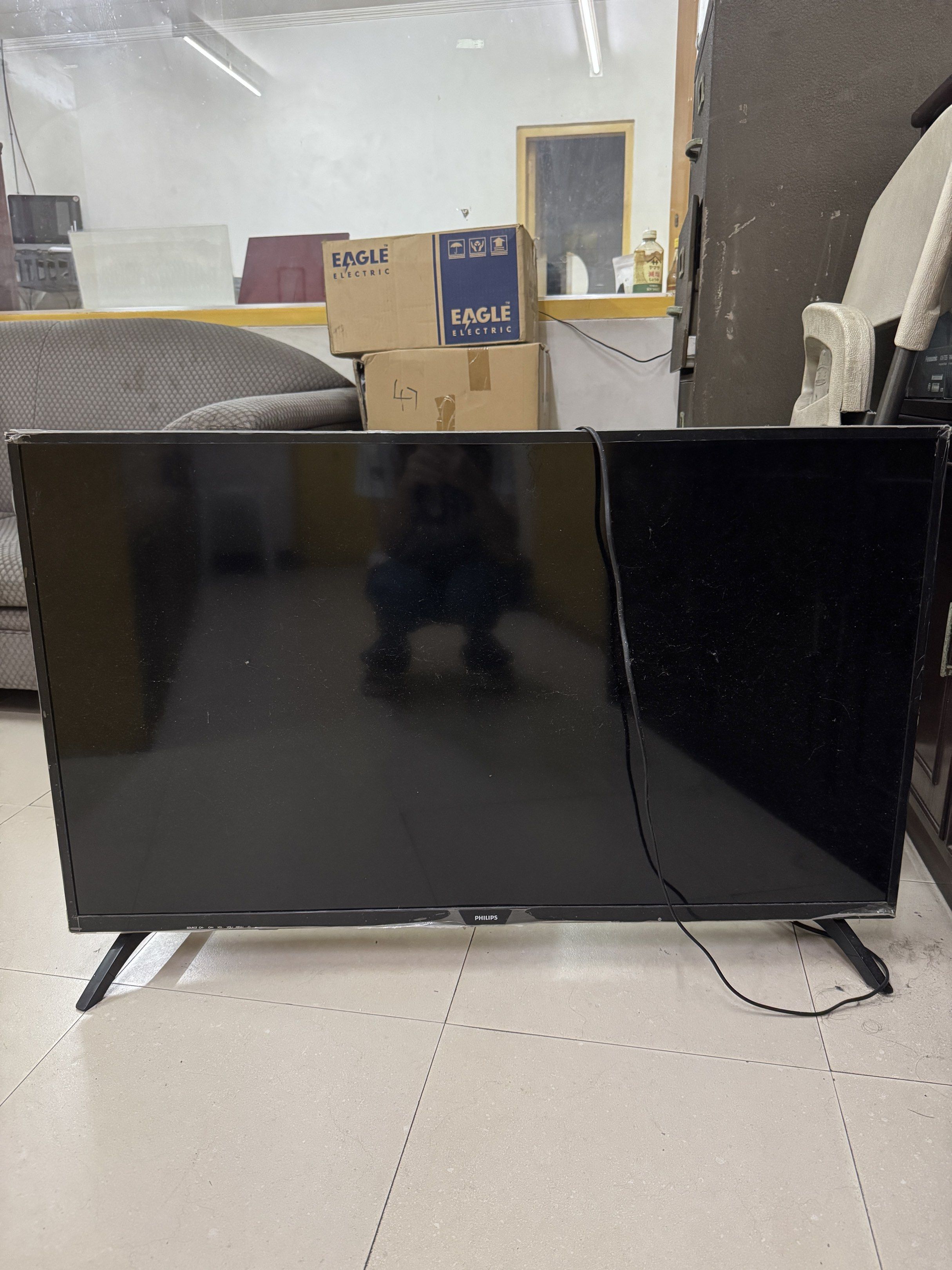 Philips LED TV 43 inches doesnt open (Category: TV) located in Manila. Submitted by zephaniah79 (Listing ID 1420016623, Image 1). Description: - Philips LED TV - Black screen - Includes stand - Power cable included - Brand: Philips.