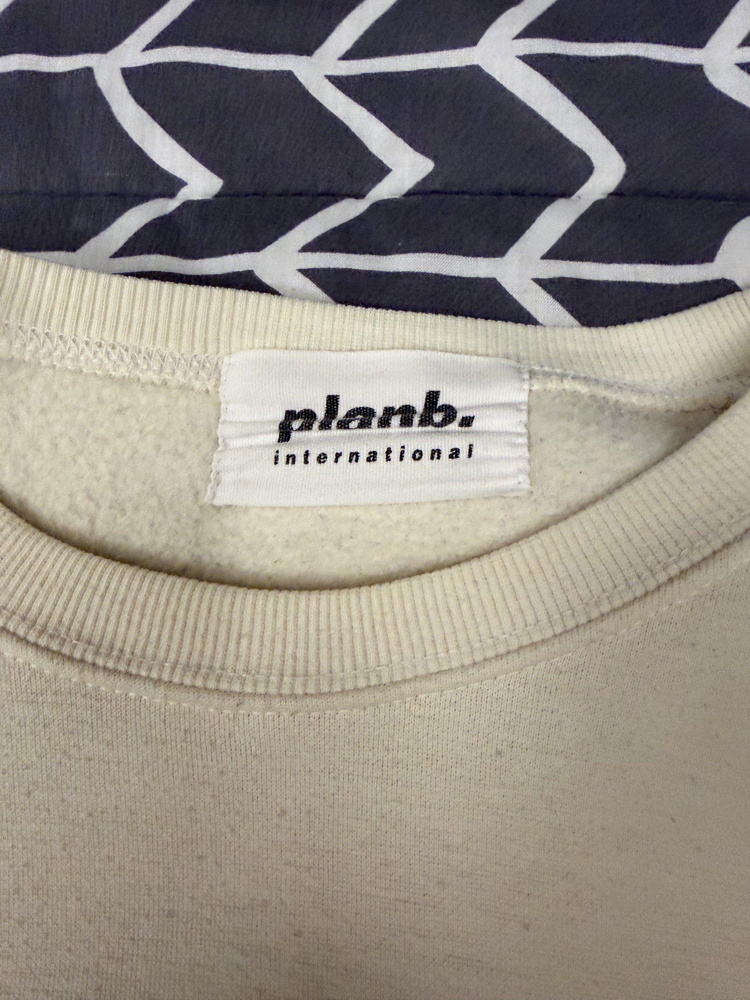 Plan B International Charlie Brown Sweatshirt (Category: Coats, Jackets and Outerwear) located in Carmona. Submitted by evasbotique (Listing ID 1420088818, Image 3). Description: .