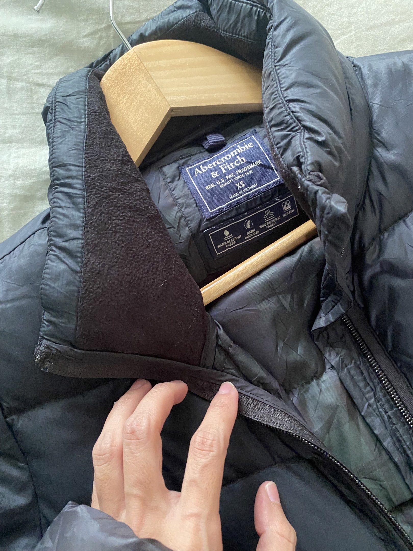 Puff jacket (Category: Coats, Jackets and Outerwear) located in Kota Bharu. Submitted by fiquestreetwear (Listing ID 1420043662, Image 2). Description: Condition very nice n pretty jacket. Unisex. Price nego.