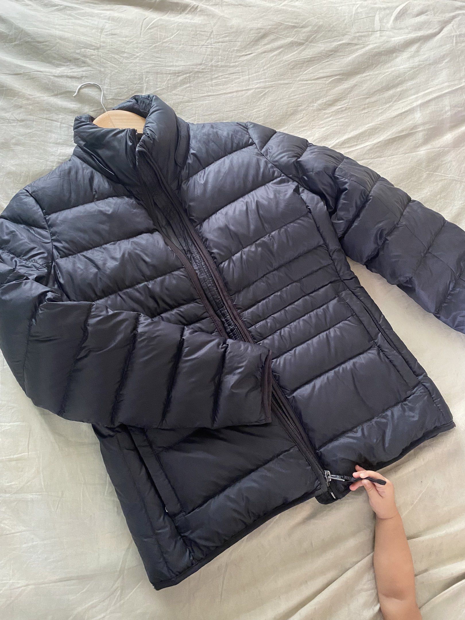 Puff jacket (Category: Coats, Jackets and Outerwear) located in Kota Bharu. Submitted by fiquestreetwear (Listing ID 1420043662, Image 1). Description: Condition very nice n pretty jacket. Unisex. Price nego.