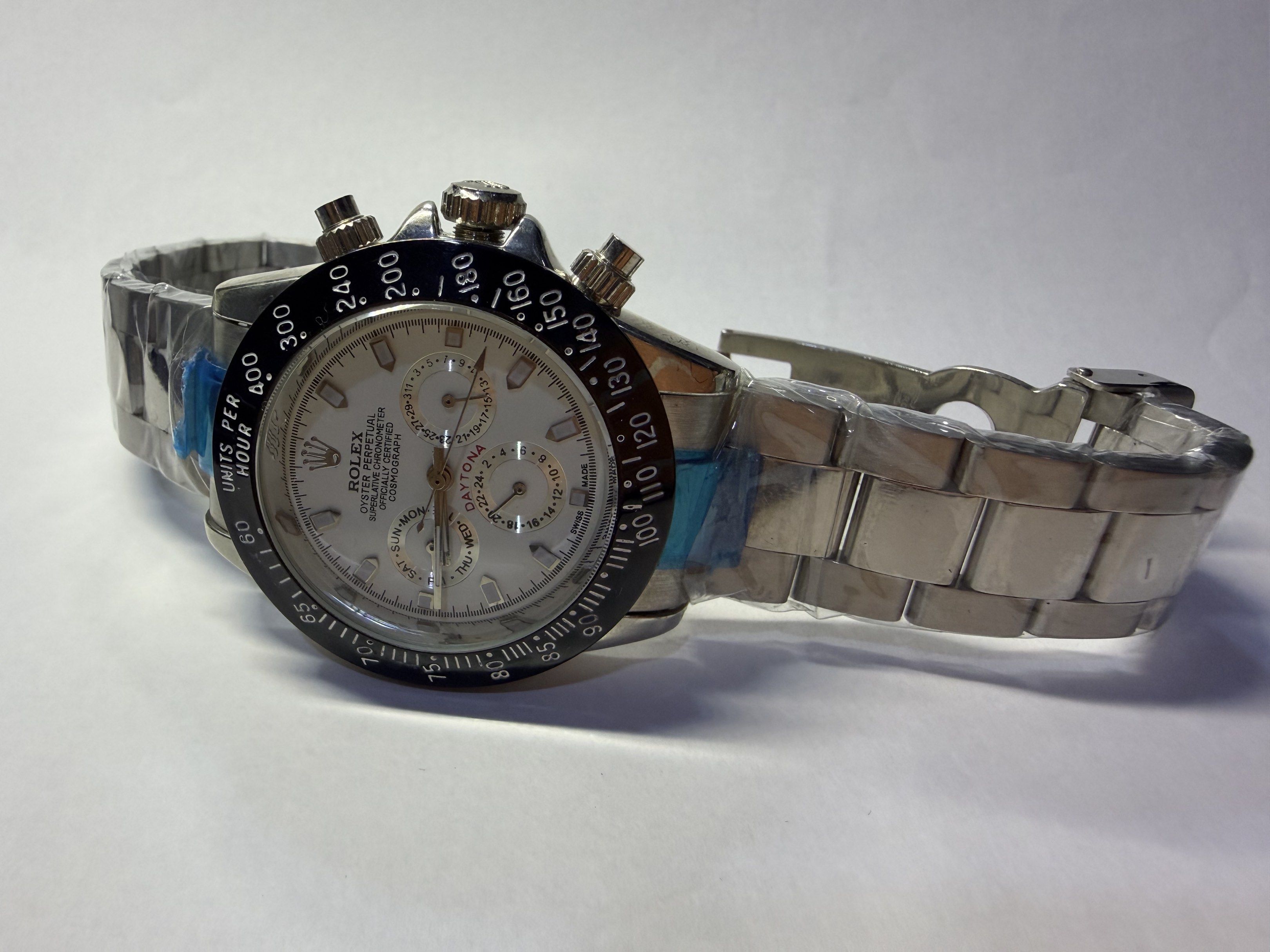 Roll x Day tuna couple watch (Category: Luxury Watches) located in Santa Rosa. Submitted by vsshoppe (Listing ID 1420080703, Image 2). Description: - Rol ex Daytona watch - White dial and black bezel - Chronograph subdials for day, date, and time - Stainless steel bracelet - Transparent case back - Logo on crown and clasp - "Swiss Made" on dial - No box - Fr:Saudi - ClassA - As is where is - Good for daily use - Location: Santa Rosa, Laguna - per