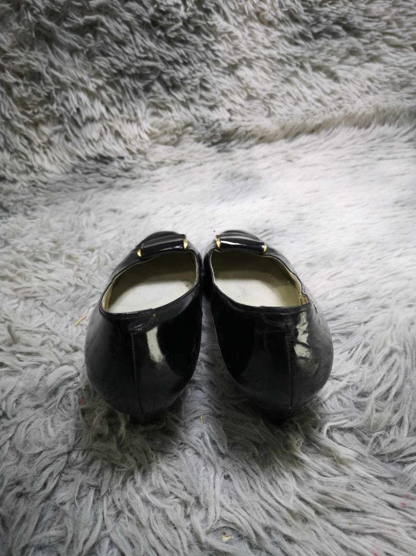 Round Toe Patent Leather Low Heels (Category: Heels) located in Santa Cruz. Submitted by jmy_surplus.2 (Listing ID 1420115853, Image 3). Description: Size ; 23cm Color ; Black Type ; Heels Brand ; No brand Material ; Leather Style ; Black Patent Heels LR 126 JMY 5 Batch #186.