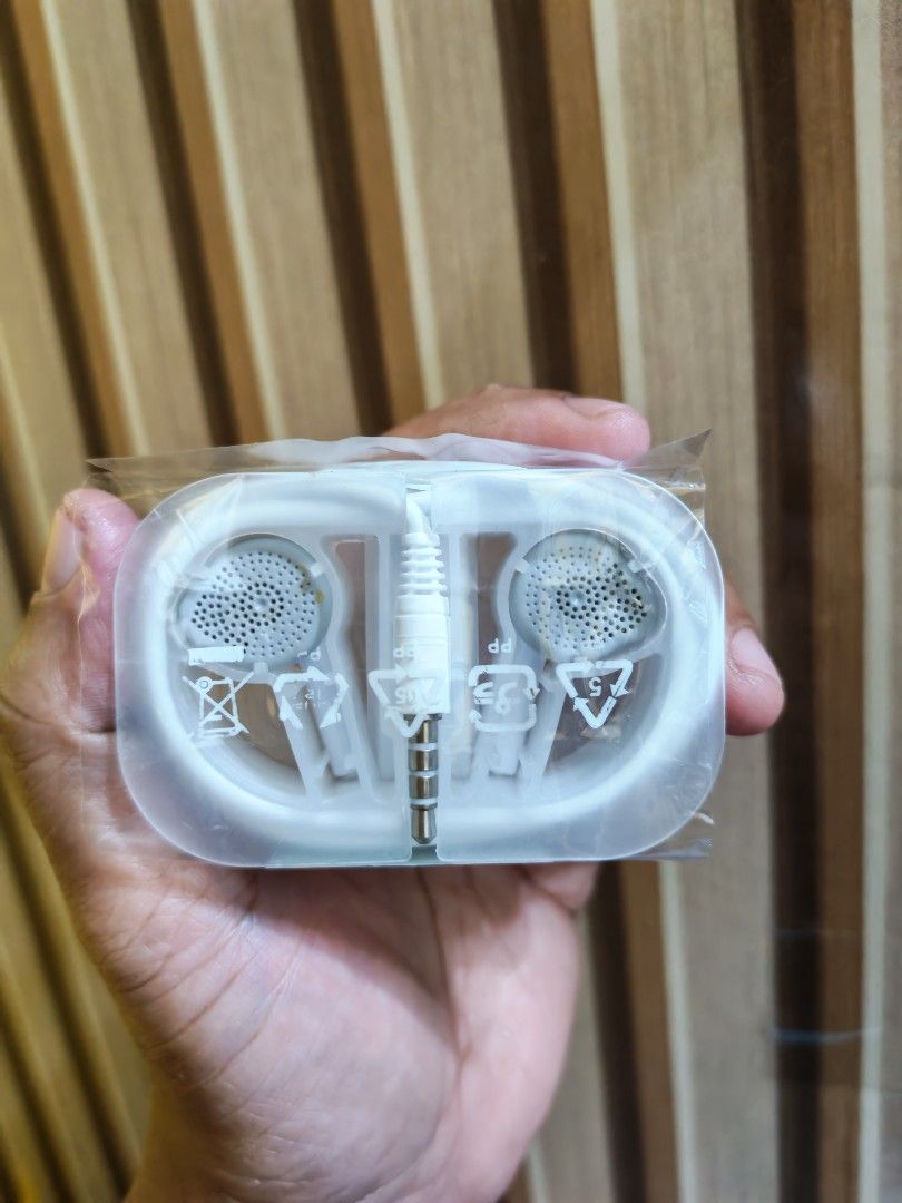Samsung Earphones (Category: Earphones) located in Manila. Submitted by sxam0512 (Listing ID 1420020818, Image 2). Description: 150.00 Only - Brand new Samsung earphones - White color - wired - 3.5mm jack Location: QC Batasan hills pick up or lalamove.