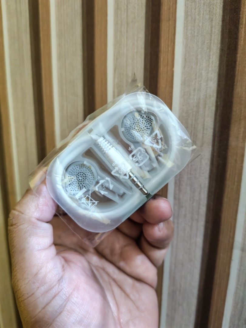 Samsung Earphones (Category: Earphones) located in Manila. Submitted by sxam0512 (Listing ID 1420020818, Image 3). Description: 150.00 Only - Brand new Samsung earphones - White color - wired - 3.5mm jack Location: QC Batasan hills pick up or lalamove.