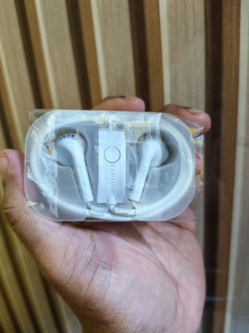 Samsung Earphones (Category: Earphones) located in Manila. Submitted by sxam0512 (Listing ID 1420020818, Image 1). Description: 150.00 Only - Brand new Samsung earphones - White color - wired - 3.5mm jack Location: QC Batasan hills pick up or lalamove.