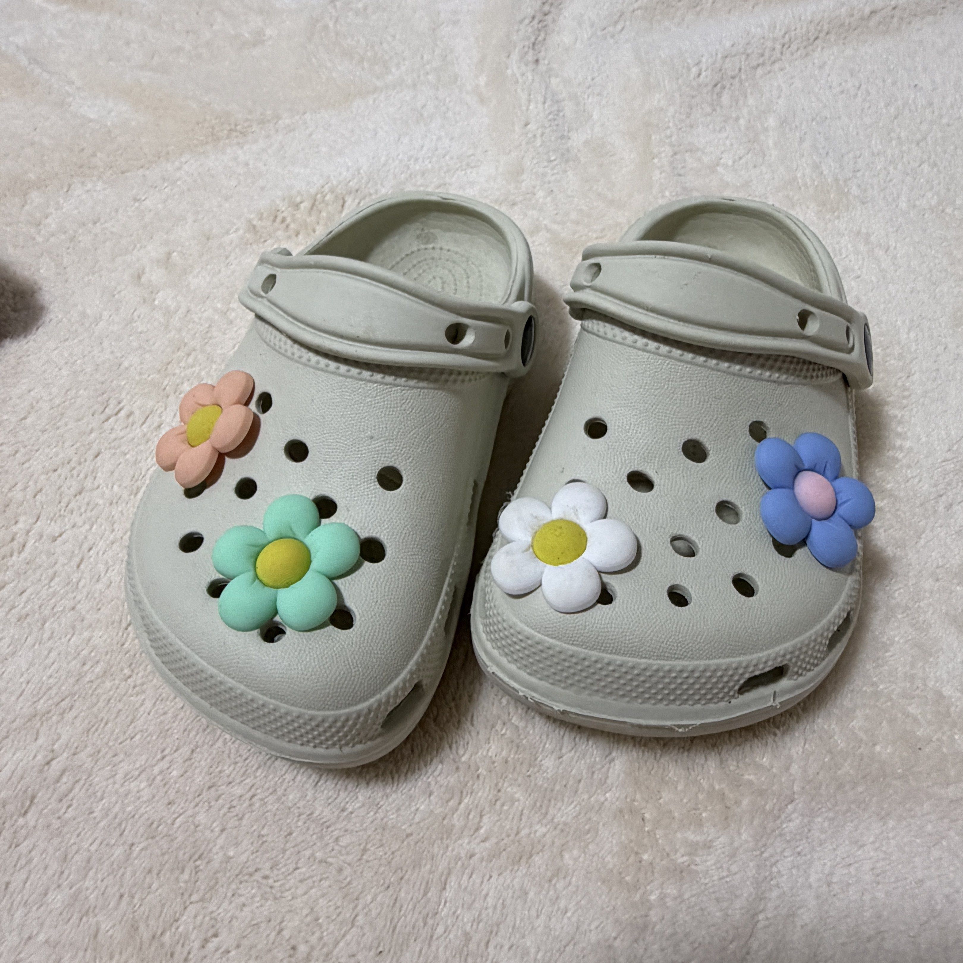 Sandals with Flower Charms (Category: Babies & Kids Fashion) located in Batangas. Submitted by chloclo.declutter (Listing ID 1420013321, Image 2). Description: - Light beige sandals - Adorned with colorful flower charms - Features a secure strap - Size: 14 cm .