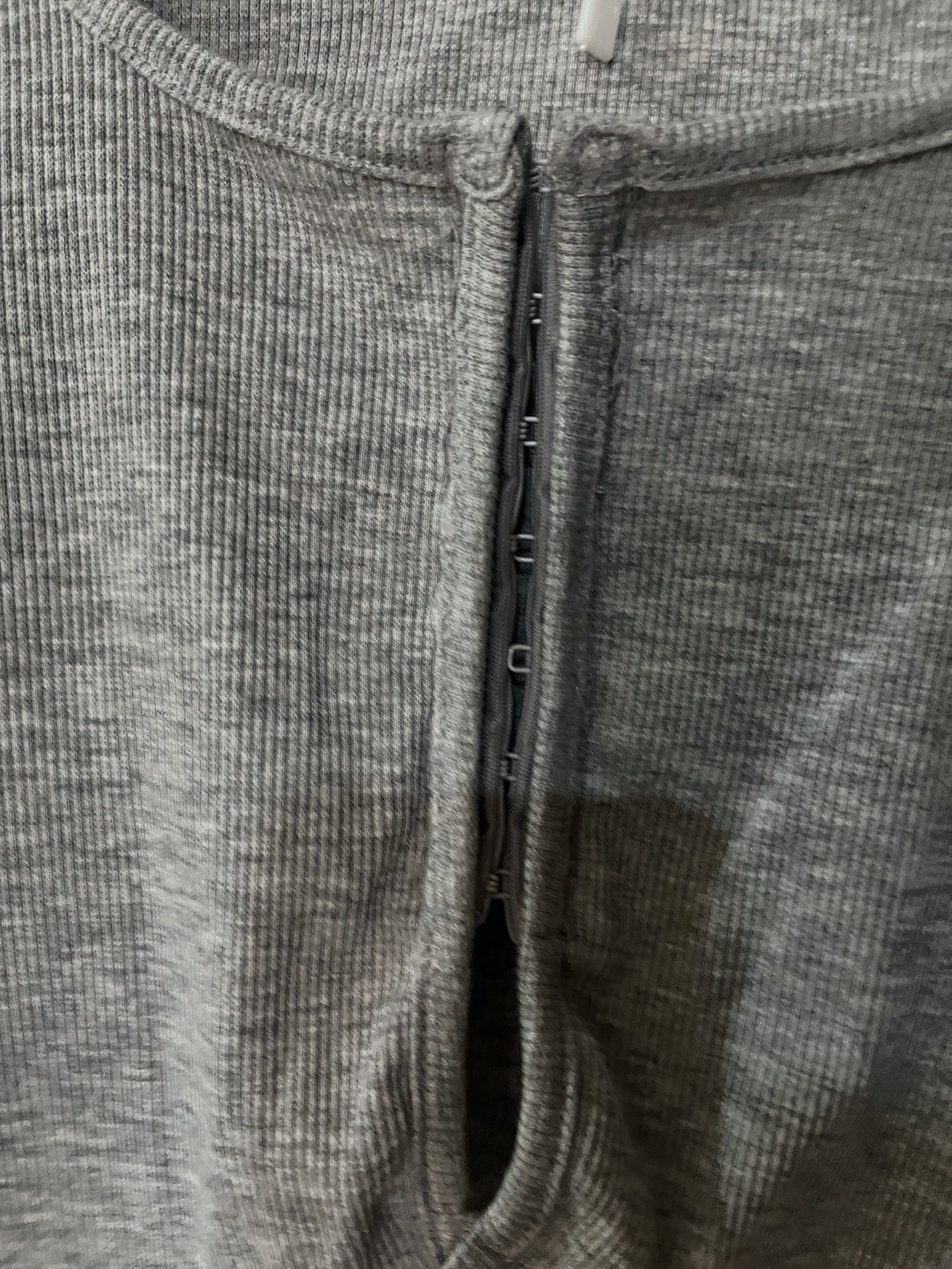 Shein Gray Long Sleeve Crop Top (Category: Longsleeves) located in Caloocan City. Submitted by iaxcart (Listing ID 1420050572, Image 3). Description: - Shein gray long-sleeved crop top - Scoop neckline - Hook-and-eye closure - Ribbed fabric - Perfect for casual wear • MOD: lalamove, grab, lbc, j&t • MOP: gcash message for more inquiries! ^^.